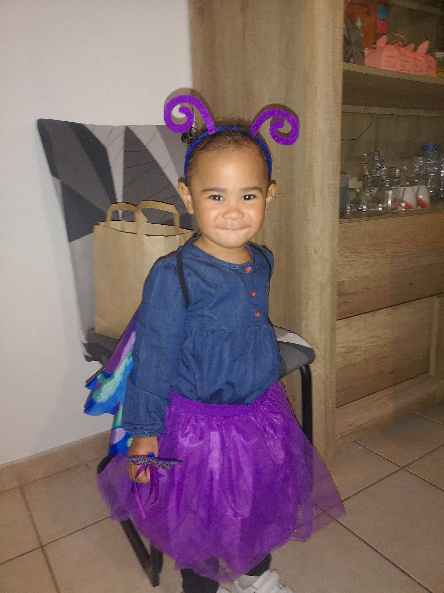 épiphanie participe au concours pour gagner de l'argent avec cette photo : baby_toddler_clothing, clothing, costume, electric_blue, event, fashion_accessory, fashion_design, formal_wear, fun, happy, iris, joy, magenta, pattern, person, pink, purple, ruffle, sleeve, smile