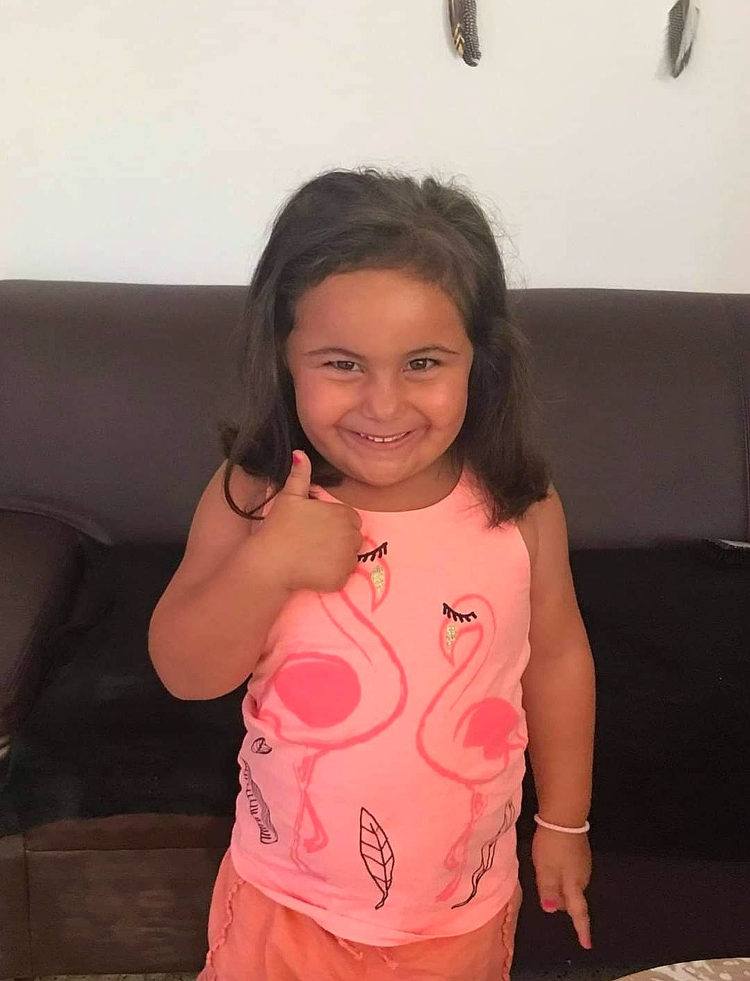 Jenna a rejoint le concours — aidez-le/la à gagner de superbes lots ! black_hair, cheek, eye, face, facial_expression, finger, gesture, hair, hairstyle, happy, joint, joy, mouth, neck, person, shoulder, skin, sleeve, smile, t_shirt