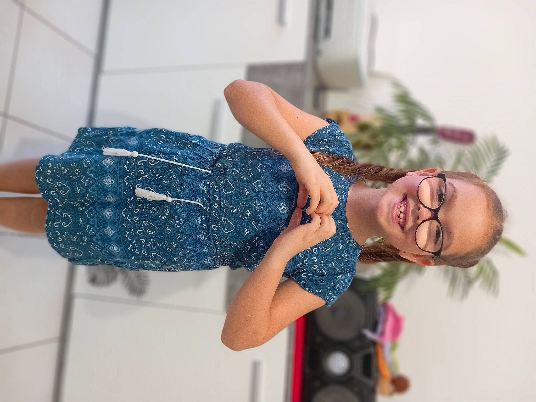 Léana a rejoint le concours — aidez-le/la à gagner de superbes lots ! day_dress, dress, eyewear, fashion_design, glasses, happy, human_body, joint, joy, knee, leg, one_piece_garment, person, plant, shoulder, sleeve, smile, sunglasses, thigh, trunk