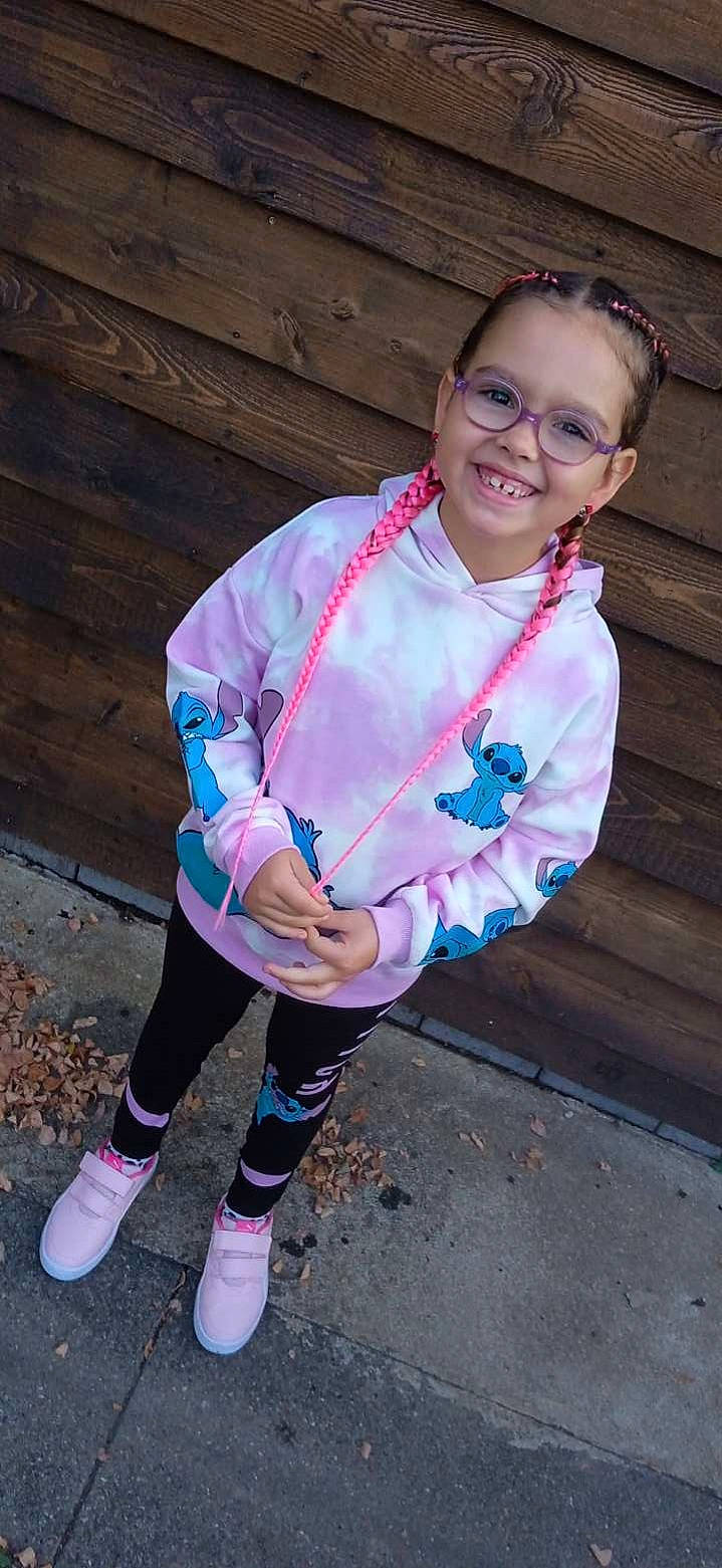 Léana participe au concours pour gagner de l'argent avec cette photo : arm, child, cool, electric_blue, eyewear, fashion_accessory, fun, grass, happy, jewellery, joy, leggings, leisure, magenta, person, pink, purple, recreation, sleeve, smile