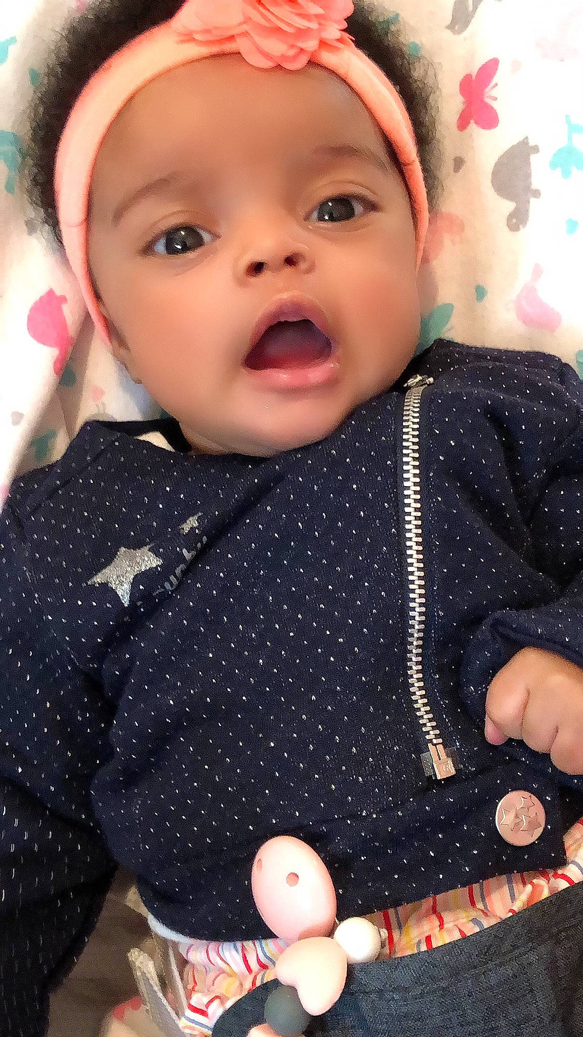 Akira Graziella a rejoint le concours — aidez-le/la à gagner de superbes lots ! baby, baby_toddler_clothing, cap, cheek, cool, eyelash, finger, hand, happy, headgear, headwear, lip, neck, nose, pattern, person, pink, plaid, skin, sleeve