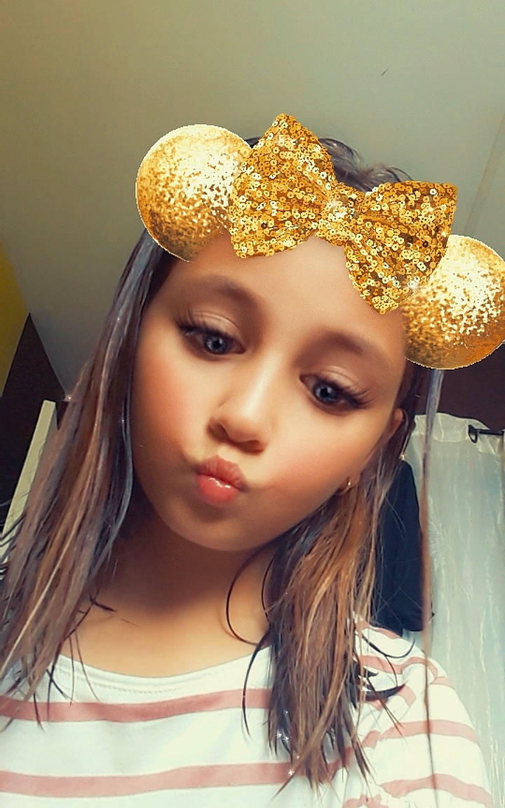 Kahinouche participe au concours pour gagner de l'argent avec cette photo : beauty, blond, bridal_accessory, brown_hair, crown, ear, fashion_accessory, forehead, hair, hair_accessory, hair_coloring, hairstyle, hat, headband, headgear, headpiece, lip, long_hair, person, photography