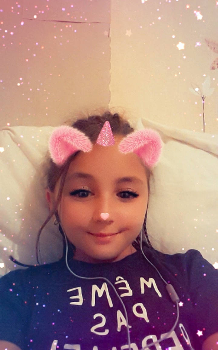 Kahinoucha participe au concours pour gagner de l'argent avec cette photo : cheek, cool, ear, eyelash, face, forehead, fun, hair_coloring, happy, head, person, photography, pink, selfie, smile