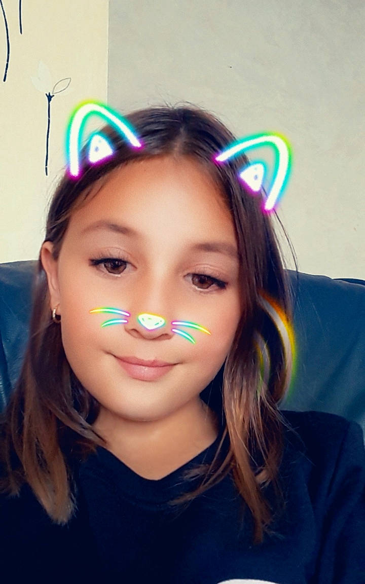 Kahinoucha a rejoint le concours — aidez-le/la à gagner de superbes lots ! beauty, black_hair, cheek, child, child_model, ear, eye, eyebrow, eyelash, face, forehead, hair, hairstyle, happy, head, lip, nose, person, purple, selfie