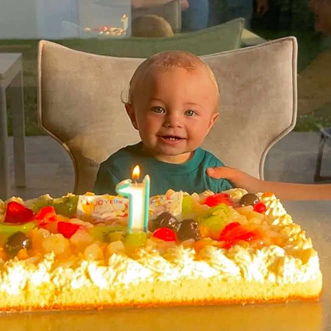 Isaac participe au concours pour gagner de l'argent avec cette photo : birthday_cake, cake, candle, celebration, chair, child, cream, cute, dessert, food, fruit, happy, holiday, indoor, one_year_old, party, person, smile, table, toddler