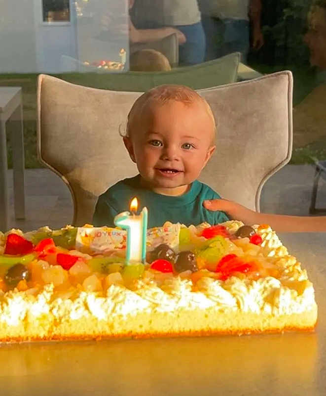 Isaac participe au concours pour gagner de l'argent avec cette photo : toddler, birthday_cake, candle, fruit, cream, smile, child, celebration, happy, table, indoor, chair, person, food, dessert, party, holiday, cute, cake, one_year_old