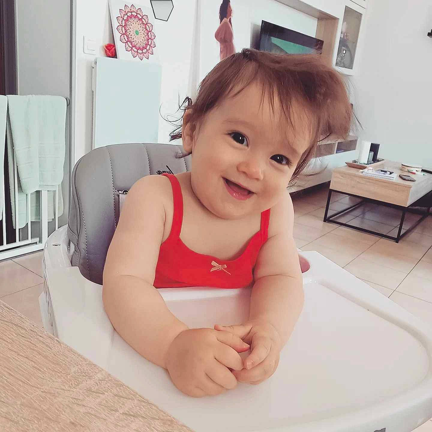 Caylie a rejoint le concours — aidez-le/la à gagner de superbes lots ! arm, baby, baby_toddler_clothing, cheek, chest, comfort, floor, flooring, happy, human_leg, joy, knee, neck, person, picture_frame, sitting, skin, sleeve, smile, table