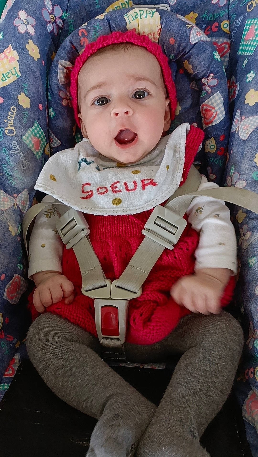 Elyna participe au concours pour gagner de l'argent avec cette photo : baby, baby_products, baby_safety, baby_toddler_clothing, carmine, cheek, child, collar, comfort, costume, fashion_accessory, head, headwear, lap, lip, pattern, person, sitting, sleeve, thigh