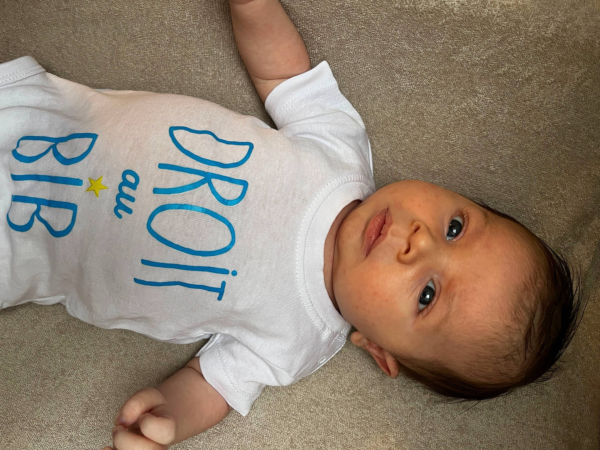 Izaac participe au concours pour gagner de l'argent avec cette photo : arm, baby, baby_toddler_clothing, cheek, child, comfort, elbow, facial_expression, finger, font, head, linens, mammal, person, room, skin, sleeve, t_shirt, textile, toddler