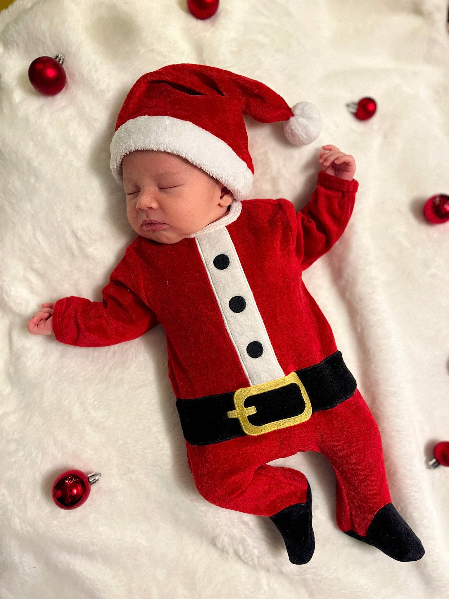 Izaac participe au concours pour gagner de l'argent avec cette photo : baby, baby_toddler_clothing, child, christmas, collar, design, fur, hat, head, headwear, human_body, outerwear, pattern, person, product, red, santa_claus, sleeve, textile, toddler