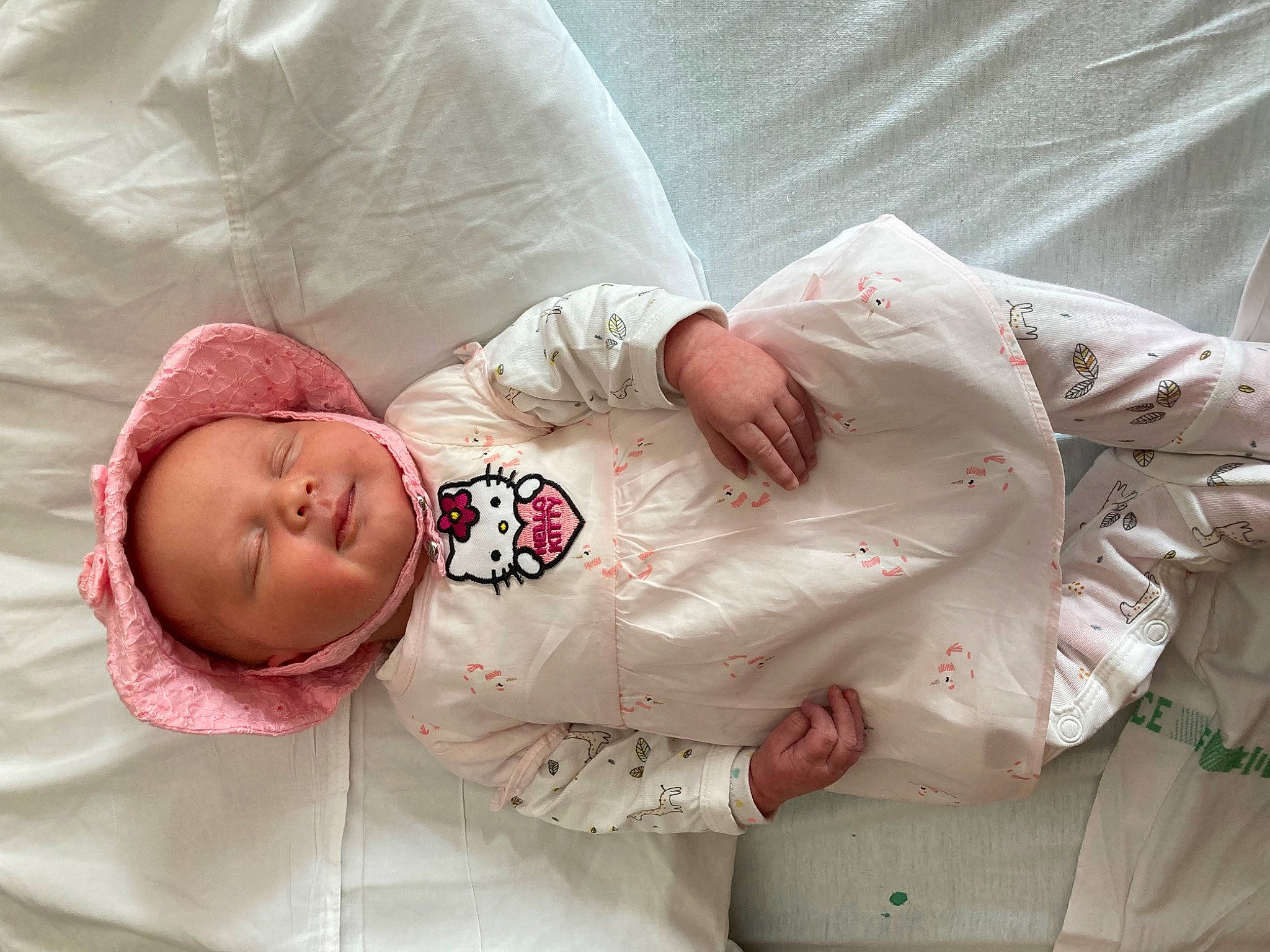 Hélèna participe au concours pour gagner de l'argent avec cette photo : baby, baby_sleeping, bed_sheet, birth, cheek, child, hand, leg, linens, nose, person, pink, product, skin, sleep, textile, toddler