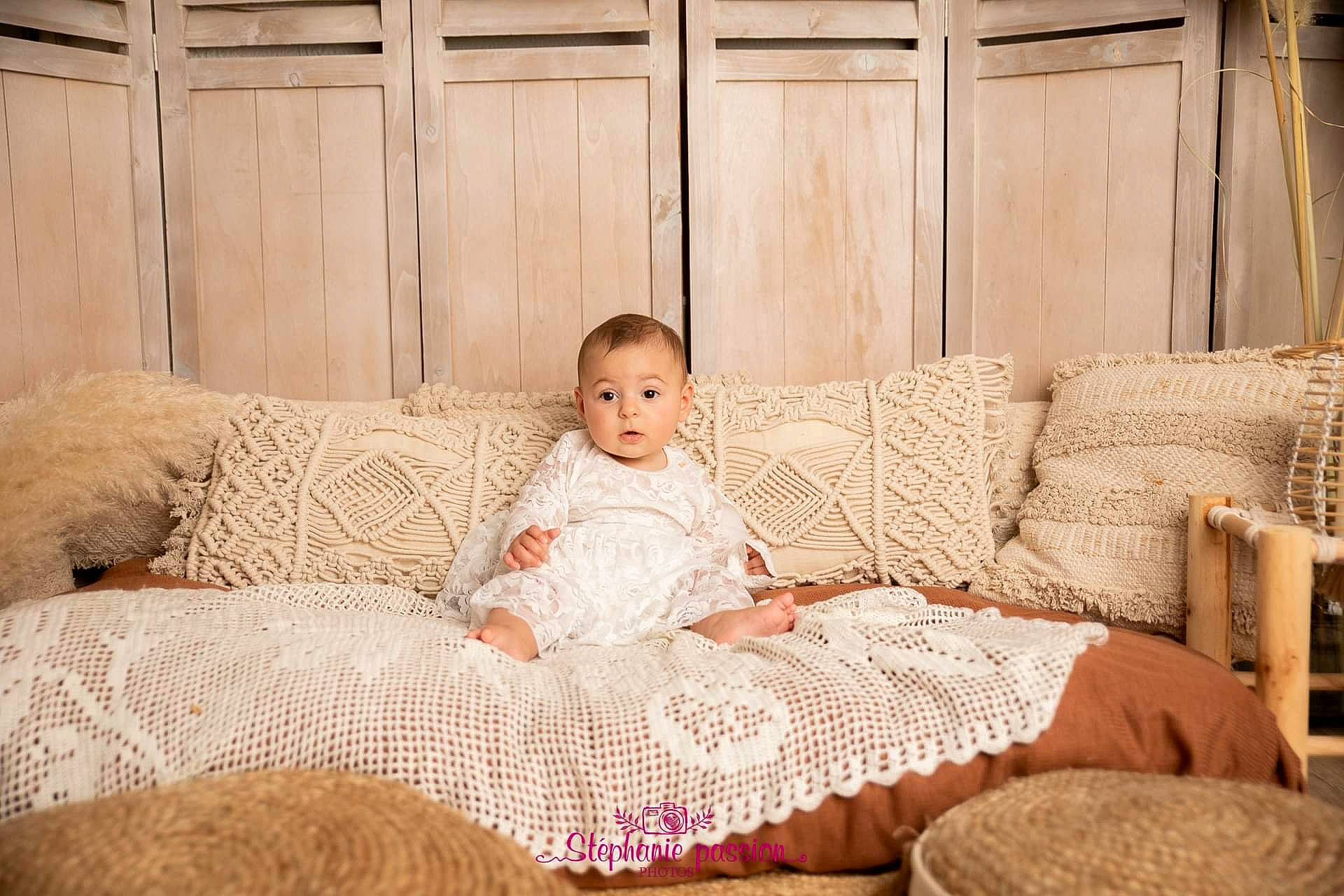 Hana participe au concours pour gagner de l'argent avec cette photo : child, comfort, couch, dress, flash_photography, flooring, fur, grass, happy, hardwood, living_room, pattern, person, room, sitting, studio_couch, surprise, textile, throw_pillow, toddler