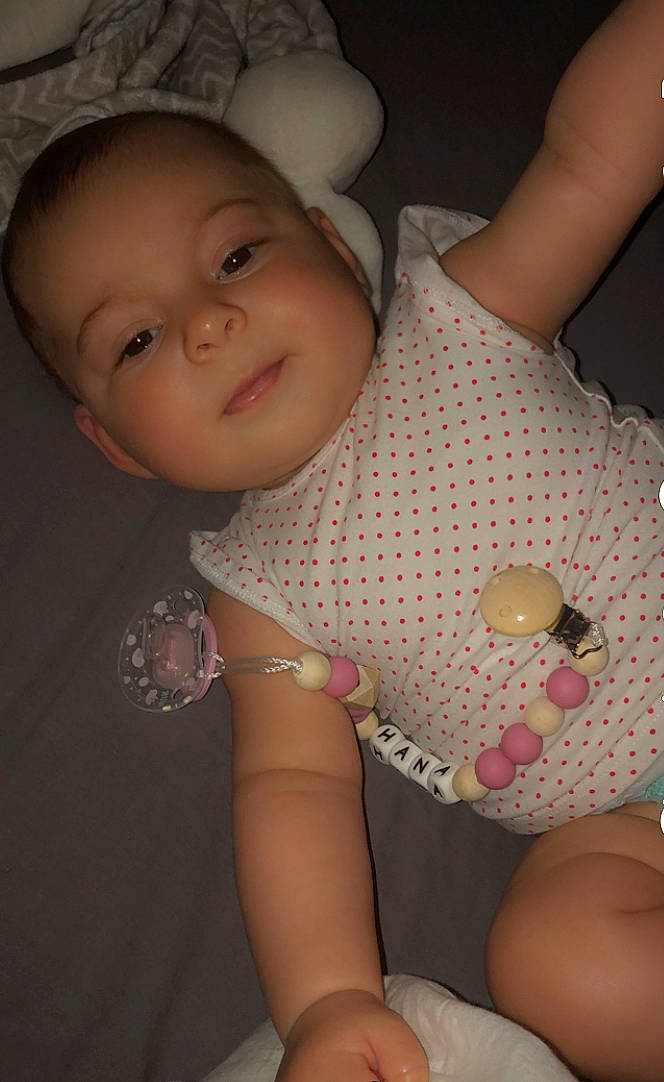 Hana a rejoint le concours — aidez-le/la à gagner de superbes lots ! baby_toddler_clothing, cheek, eye, hairstyle, hand, human_body, joint, lip, mouth, neck, nose, organ, person, product, shoulder, skin, sleeve, smile, standing, stomach