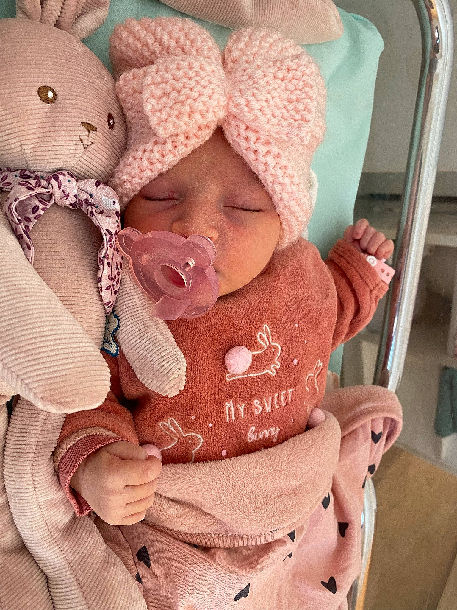 Victoire a rejoint le concours — aidez-le/la à gagner de superbes lots ! art, baby, baby_products, baby_sleeping, baby_toddler_clothing, cap, cheek, child, comfort, fashion_accessory, headwear, knit_cap, linens, pattern, peach, person, pink, skin, sleeve, textile