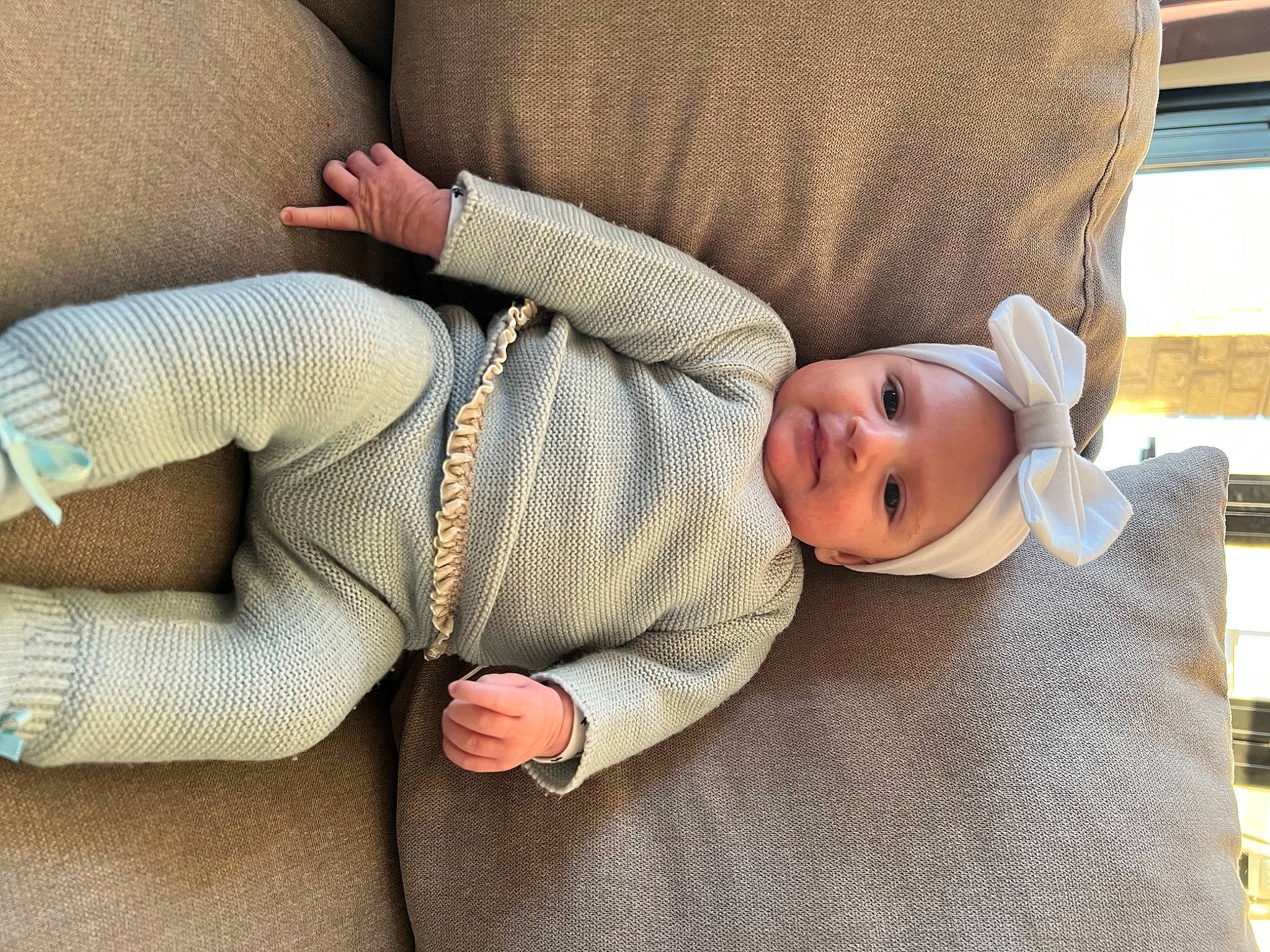 Victoire a rejoint le concours — aidez-le/la à gagner de superbes lots ! baby, baby_products, baby_sleeping, baby_toddler_clothing, child, comfort, elbow, flooring, foot, headwear, human_leg, knee, linens, pattern, person, sitting, sleeve, textile, thigh, toddler