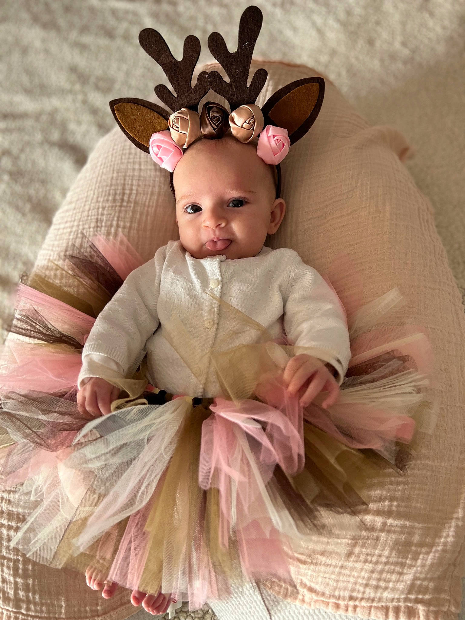 Victoire a rejoint le concours — aidez-le/la à gagner de superbes lots ! baby, baby_toddler_clothing, child, costume_hat, ear, fawn, hair_accessory, headband, headgear, headpiece, jewellery, magenta, mythical_creature, pattern, person, pink, ruffle, sleeve, textile, toddler