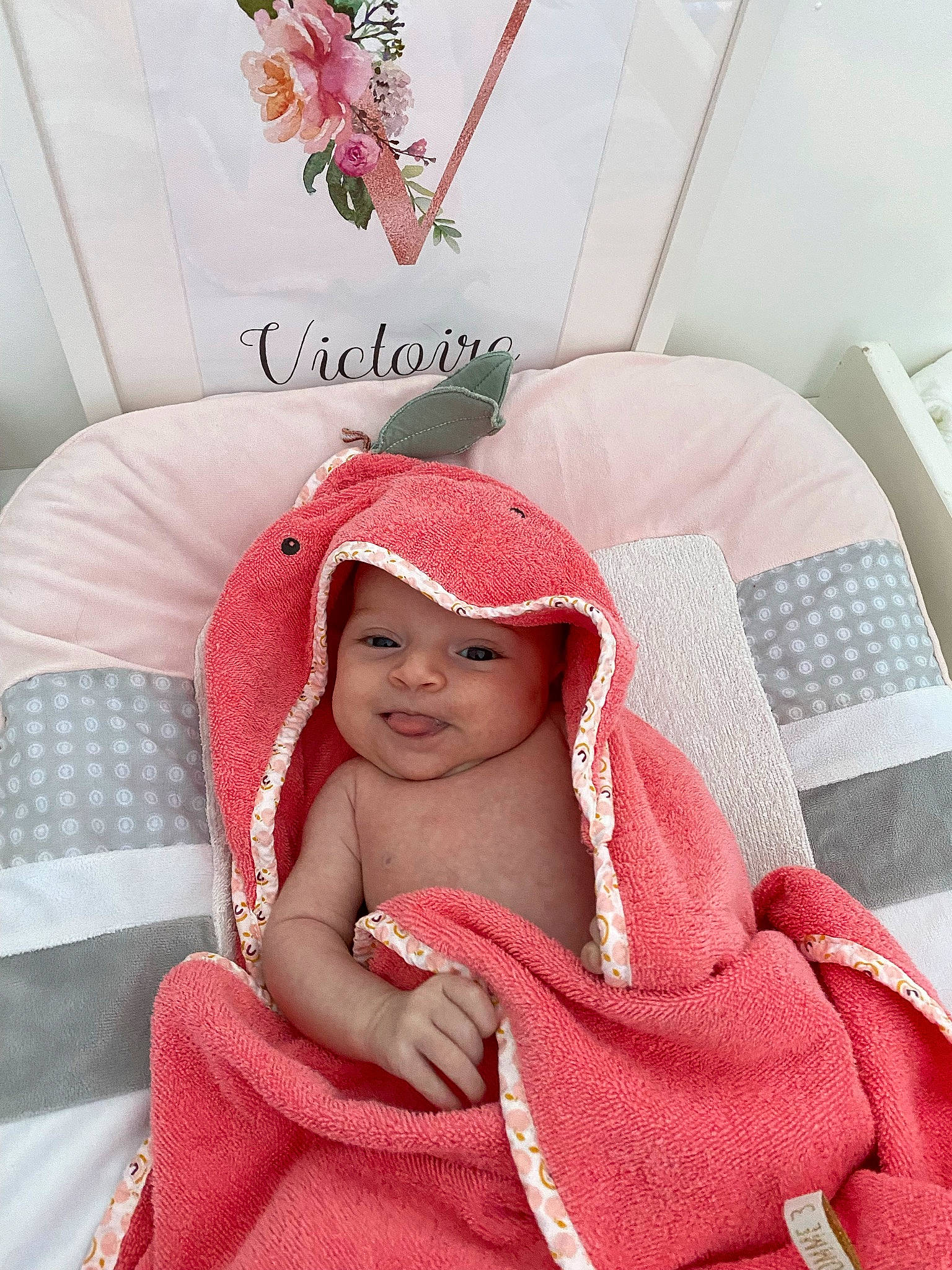 Victoire a rejoint le concours — aidez-le/la à gagner de superbes lots ! baby, cap, child, comfort, finger, fun, happy, headgear, headpiece, headwear, linens, magenta, pattern, person, pink, red, skin, sleeve, smile, textile