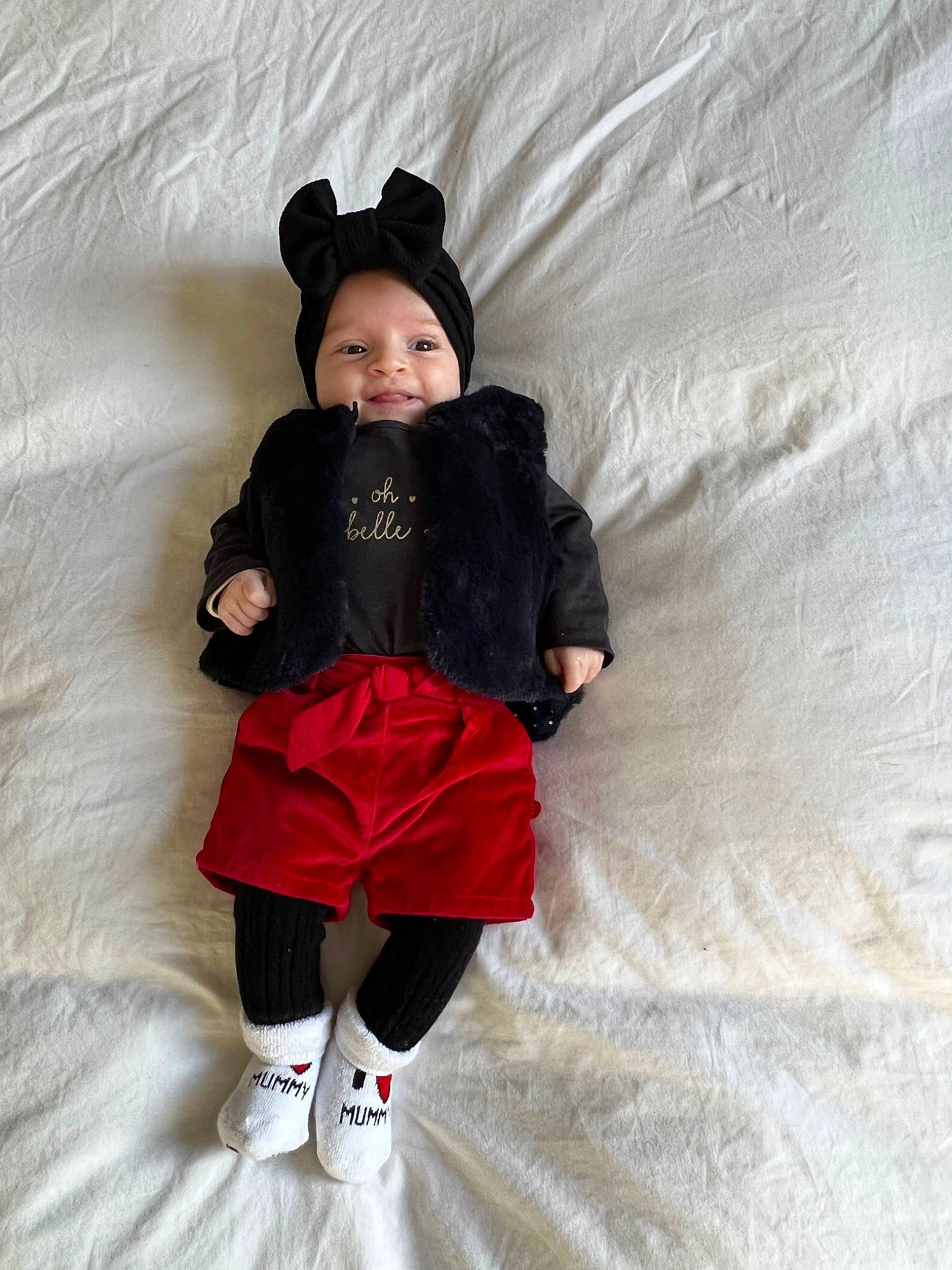 Victoire participe au concours pour gagner de l'argent avec cette photo : baby_toddler_clothing, cap, child, comfort, cool, fun, fur, happy, human_leg, knee, linens, outerwear, person, personal_protective_equipment, recreation, sleeve, sportswear, t_shirt, thigh, toddler