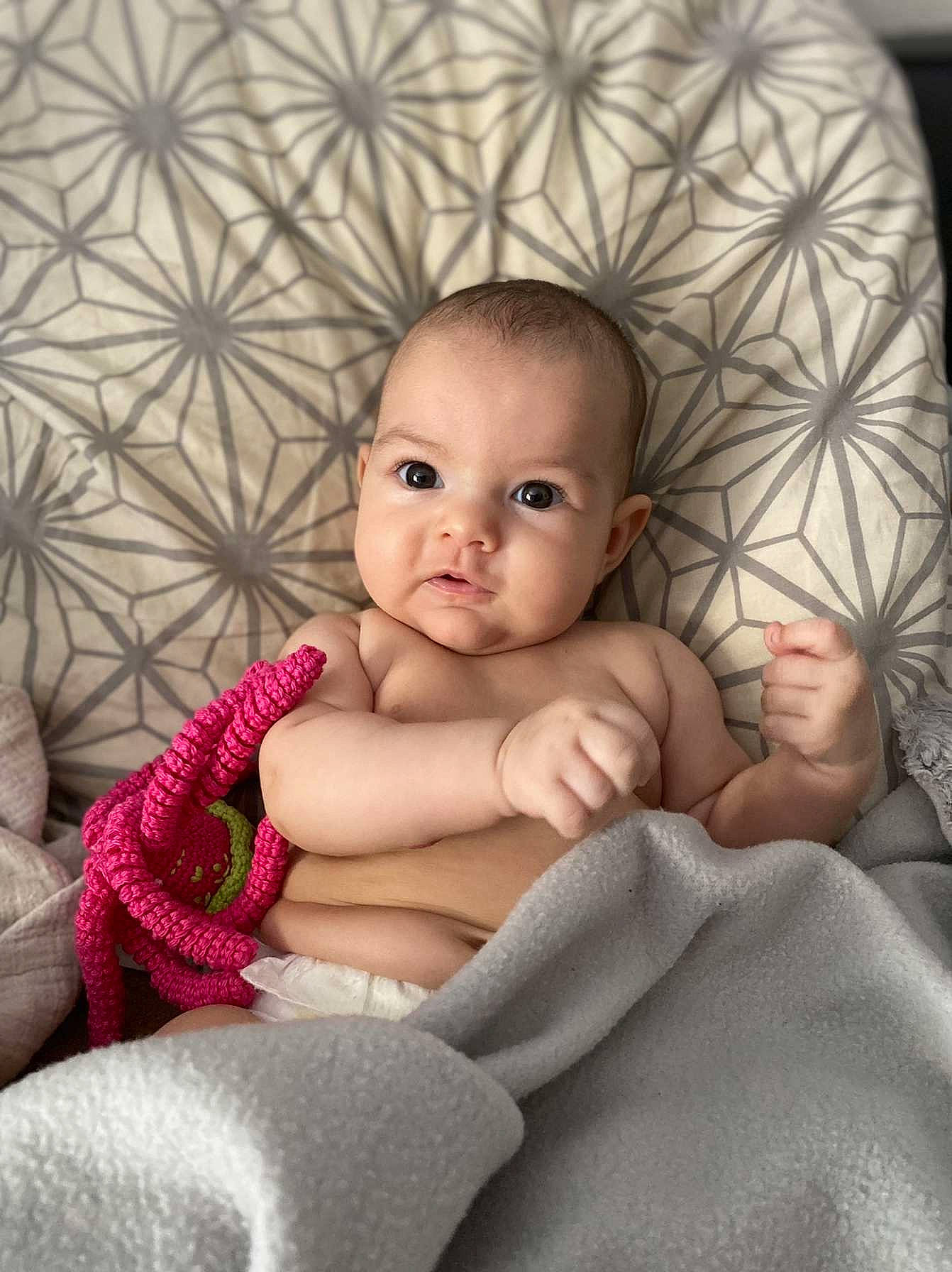 Maëva a rejoint le concours — aidez-le/la à gagner de superbes lots ! arm, baby, cheek, chin, comfort, eye, eyebrow, finger, flash_photography, hand, iris, joint, lip, mammal, mouth, nose, person, pink, skin, stomach