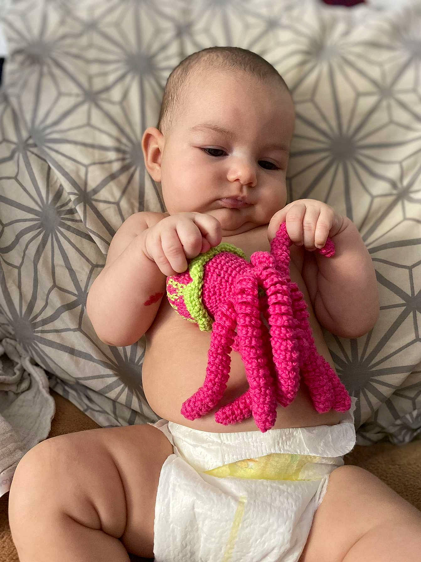 Maëva participe au concours pour gagner de l'argent avec cette photo : baby, baby_toddler_clothing, cheek, comfort, eye, finger, gesture, hand, head, human_body, joint, lip, mouth, nail, neck, person, pink, shoulder, skin, thigh