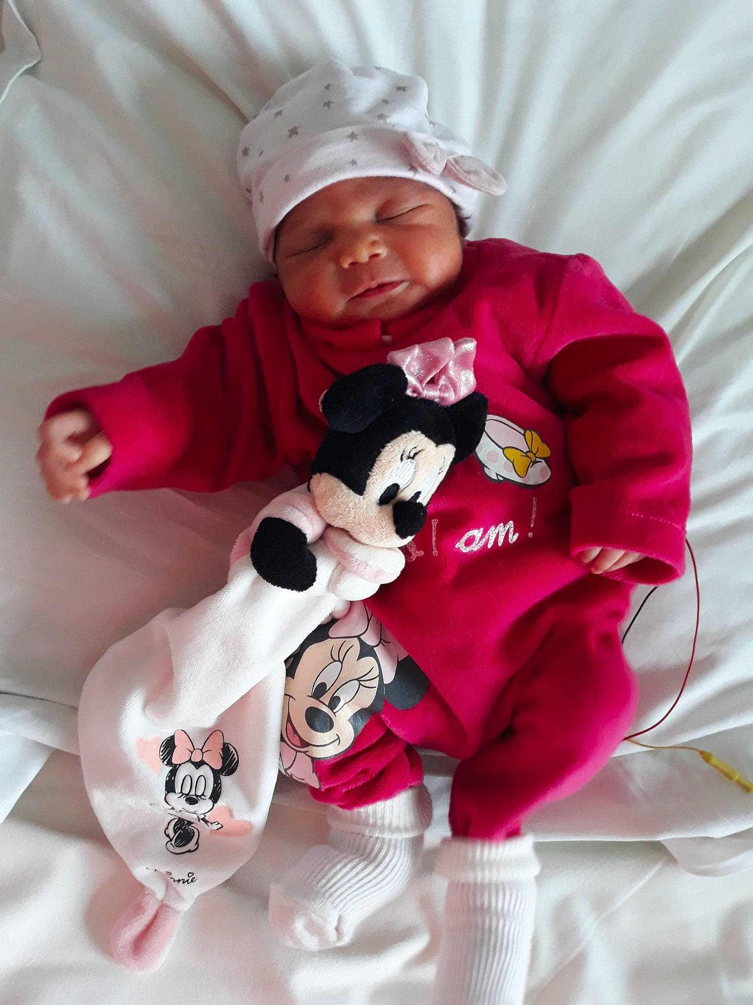 Lyanna a rejoint le concours — aidez-le/la à gagner de superbes lots ! child, costume, girl, headwear, infant, person, pink, product, red, smile, textile, toddler