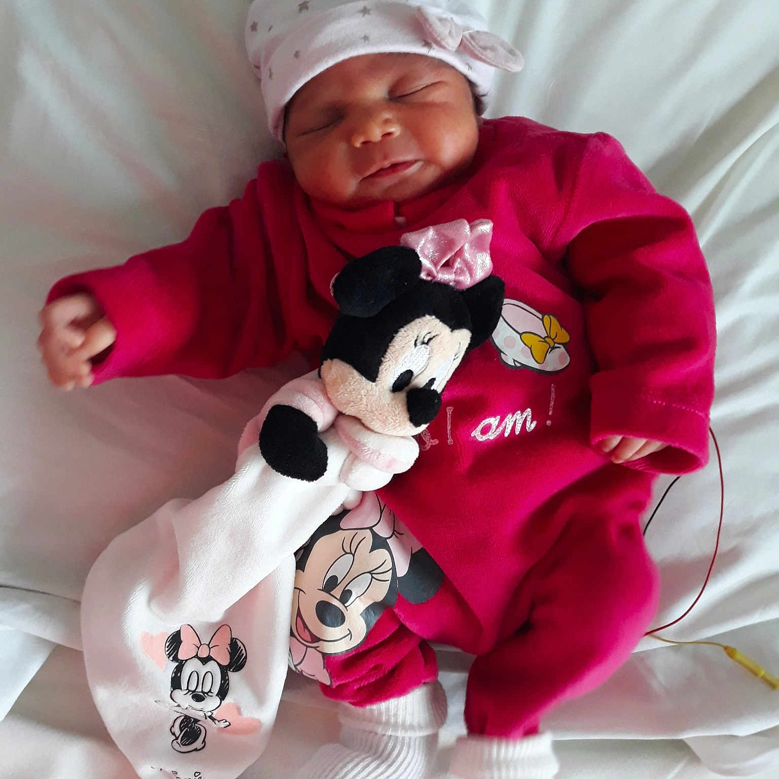 Lyanna a rejoint le concours — aidez-le/la à gagner de superbes lots ! child, costume, girl, headwear, infant, person, pink, product, red, smile, textile, toddler