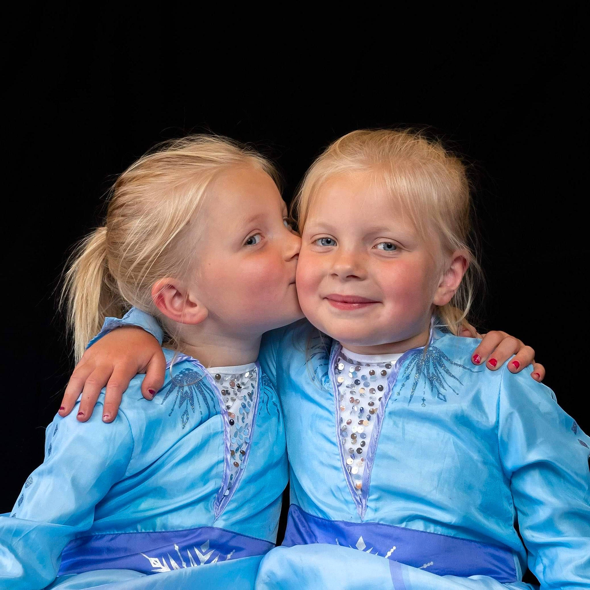 Margot Et Annly a rejoint le concours — aidez-le/la à gagner de superbes lots ! baby, cheek, child, eye, face, family, fun, gesture, happy, human, interaction, iris, joy, nose, people, person, photography, sibling, sitting, skin