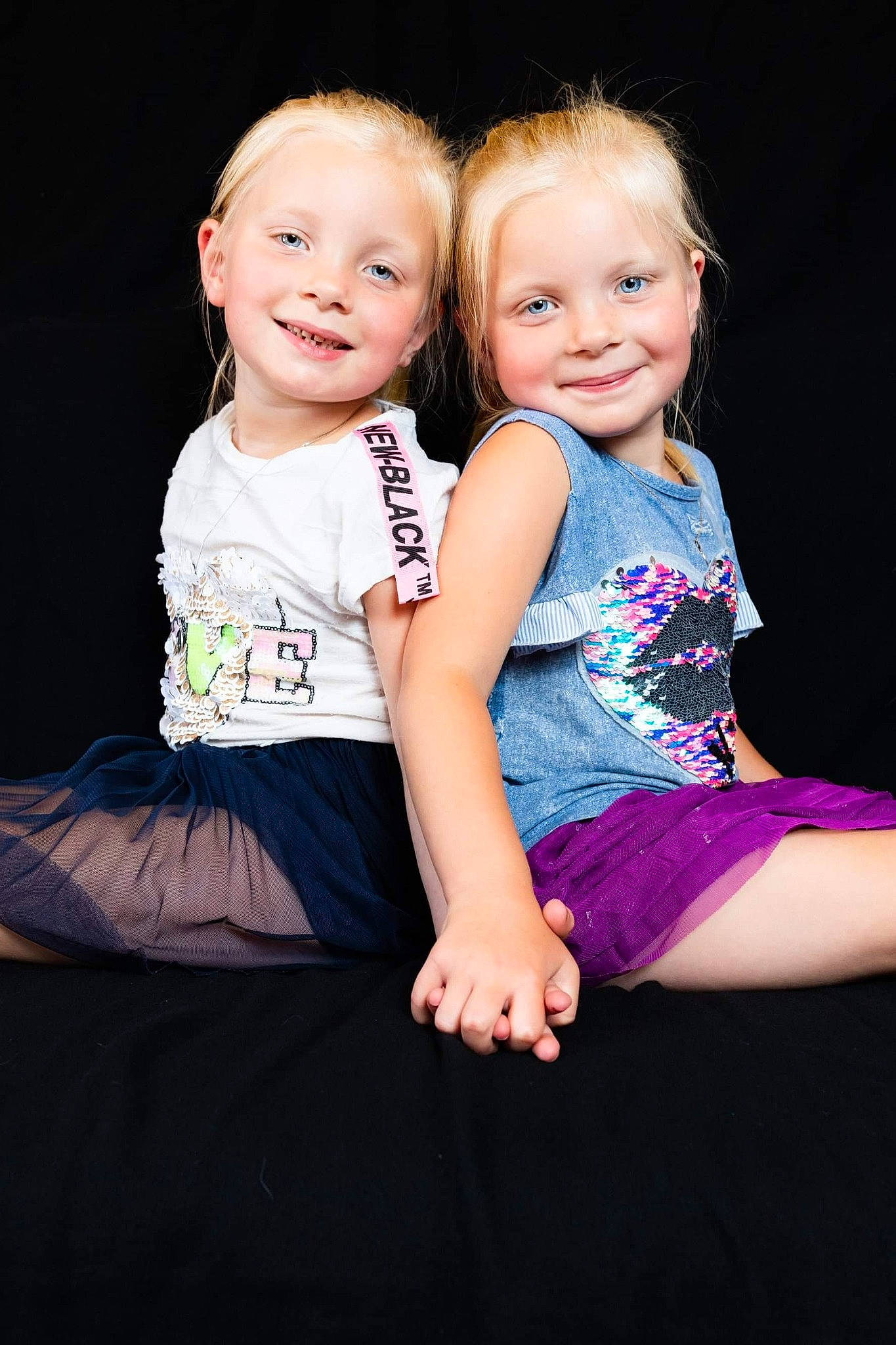 Margot Et Annly participe au concours pour gagner de l'argent avec cette photo : blue, child, child_model, dress, face, facial_expression, family, fun, happy, head, iris, joy, leg, people, person, photography, purple, sibling, sitting, skin
