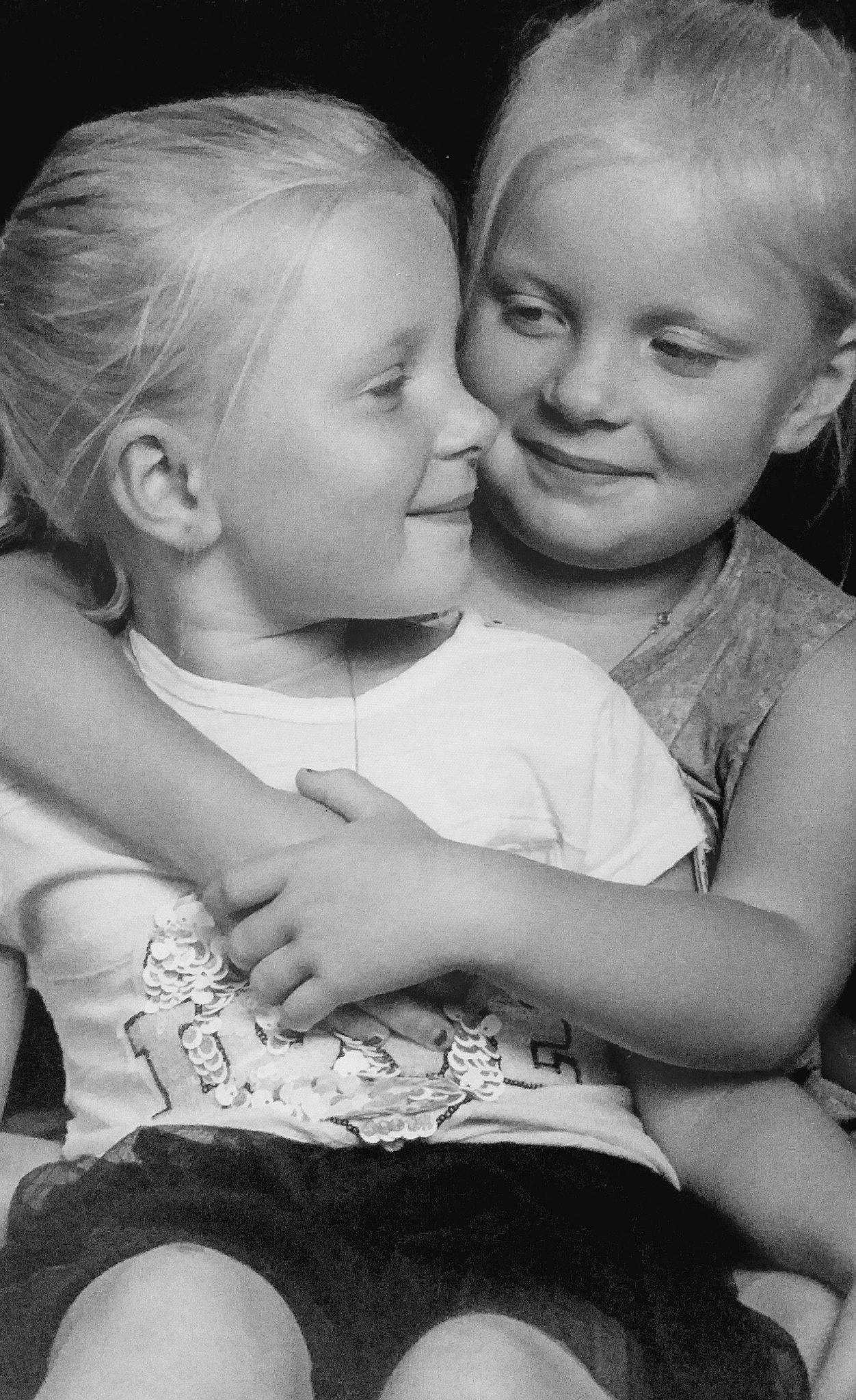 Margot Et Annly participe au concours pour gagner de l'argent avec cette photo : black_and_white, blond, cheek, child, facial_expression, fun, happy, hug, interaction, joy, laugh, monochrome, monochrome_photography, people, person, photograph, photography, sibling, sitting, smile