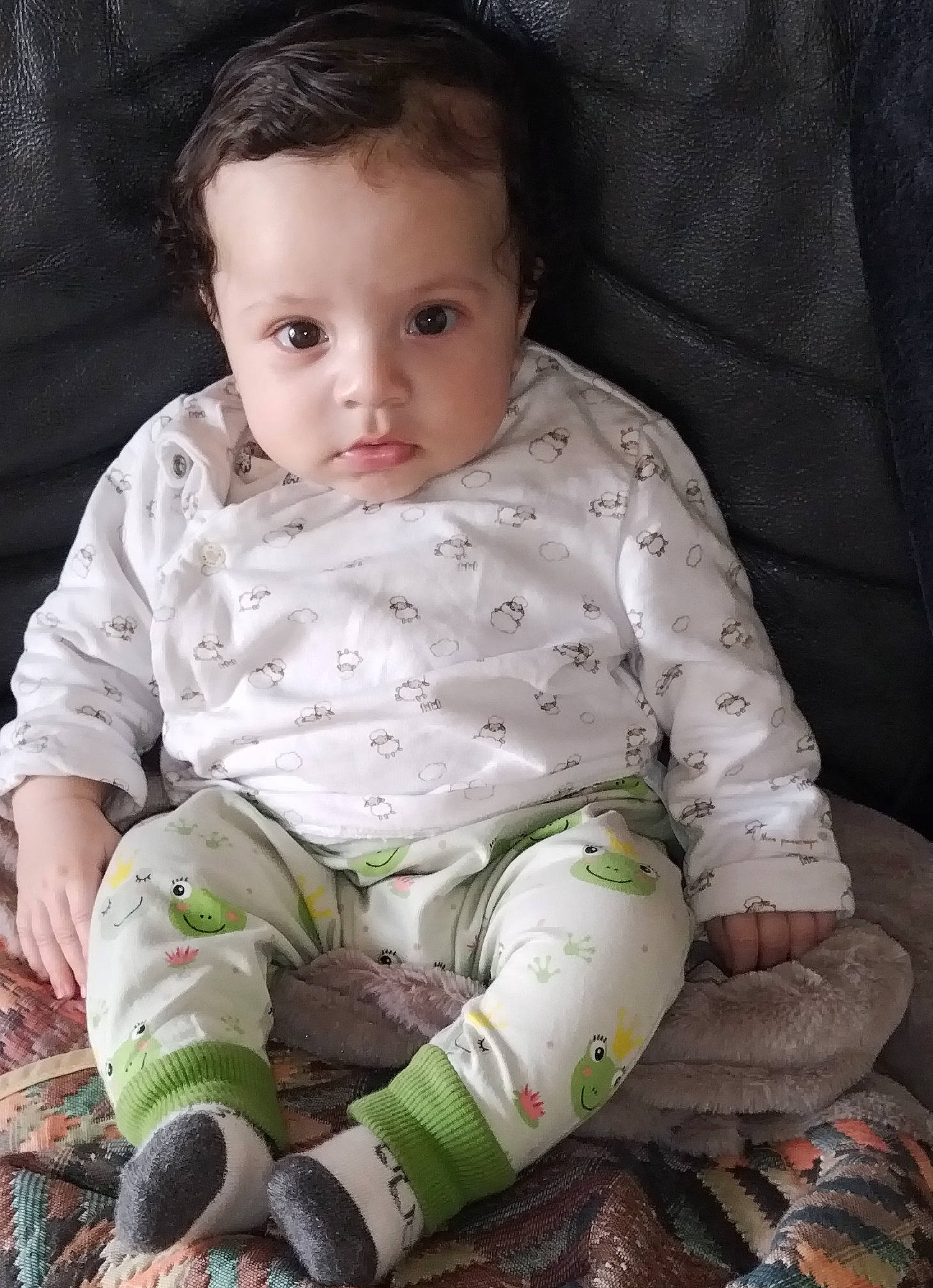 Maxence a rejoint le concours — aidez-le/la à gagner de superbes lots ! baby, baby_products, baby_toddler_clothing, cheek, child, comfort, eye, face, grass, hairstyle, head, iris, linens, mouth, nose, pattern, person, sitting, skin, sleeve