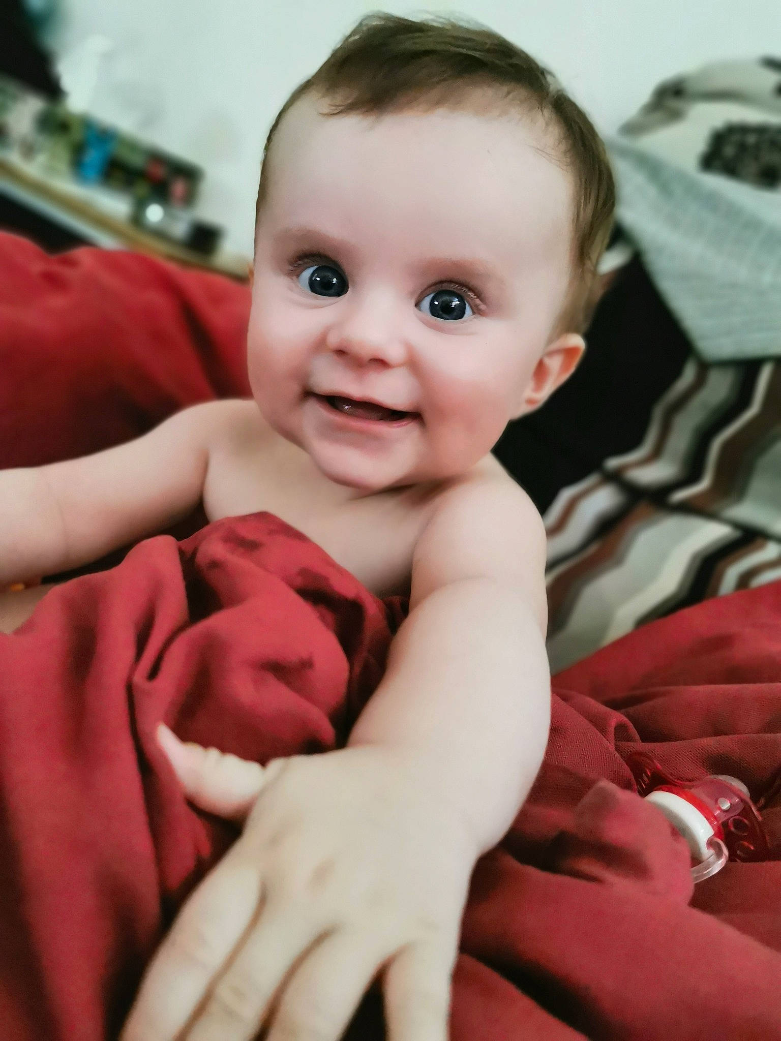 Anaya a rejoint le concours — aidez-le/la à gagner de superbes lots ! cheek, chin, comfort, eye, eyebrow, face, finger, flash_photography, gesture, happy, head, iris, joint, joy, lip, mammal, muscle, person, skin, sleeve