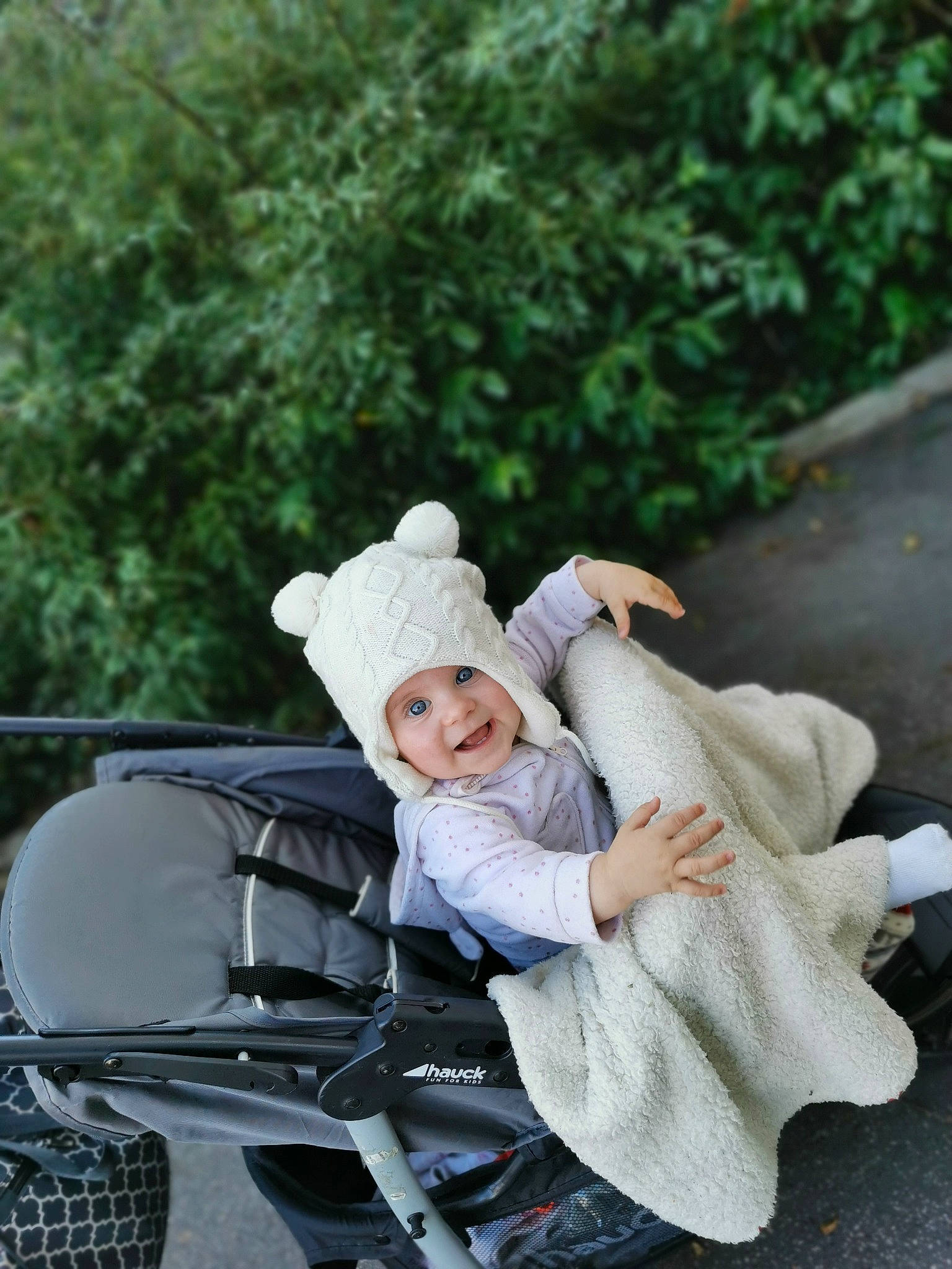 Anaya participe au concours pour gagner de l'argent avec cette photo : auto_part, baby, baby_carriage, baby_products, baby_toddler_clothing, child, comfort, fun, grass, happy, hat, headwear, joy, leisure, motor_vehicle, people_in_nature, person, plant, recreation, sitting