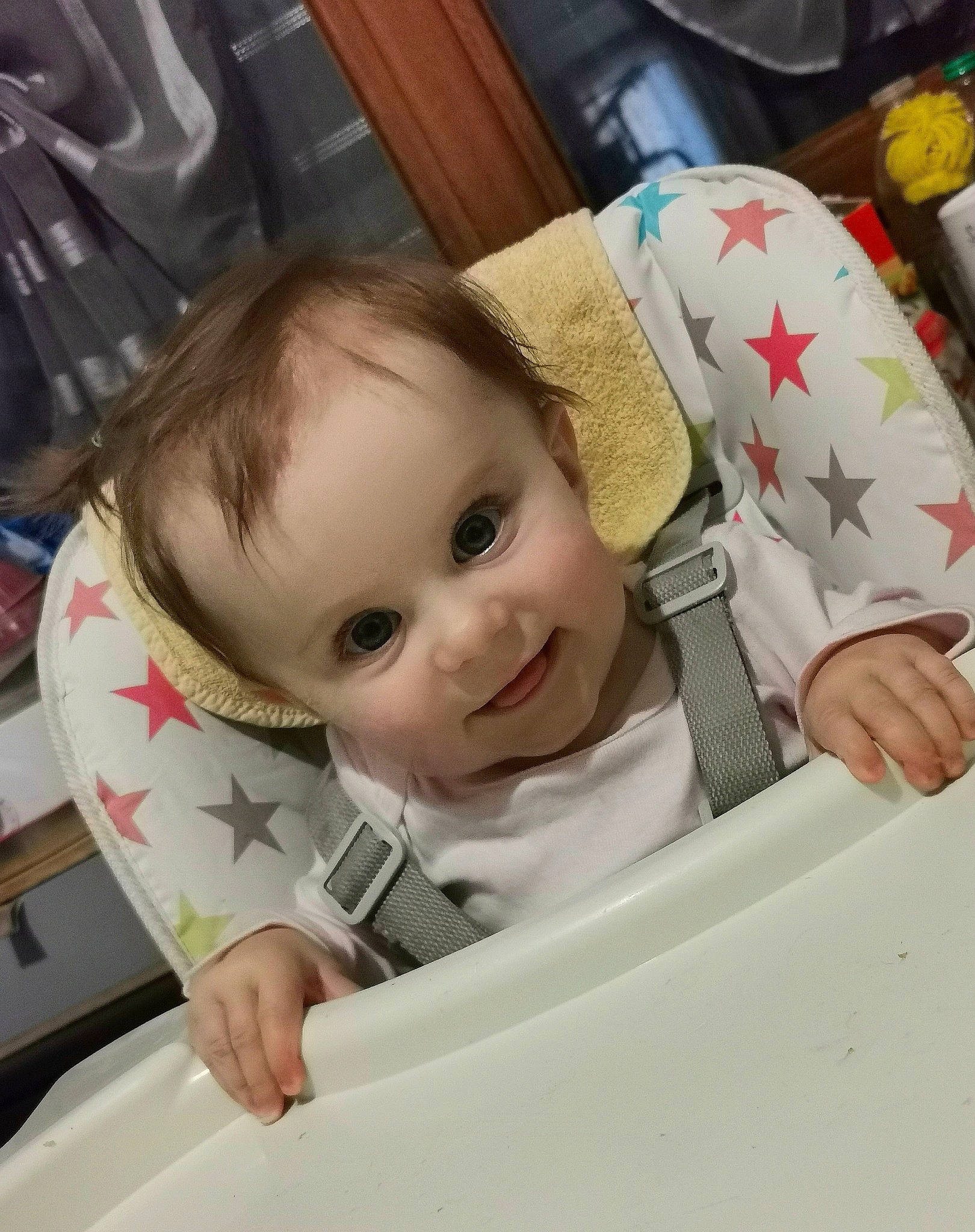 Anaya a rejoint le concours — aidez-le/la à gagner de superbes lots ! baby, baby_products, baby_safety, baby_toddler_clothing, blond, cheek, child, comfort, facial_expression, fun, happy, joy, mammal, nose, person, room, sitting, skin, sleeve, smile