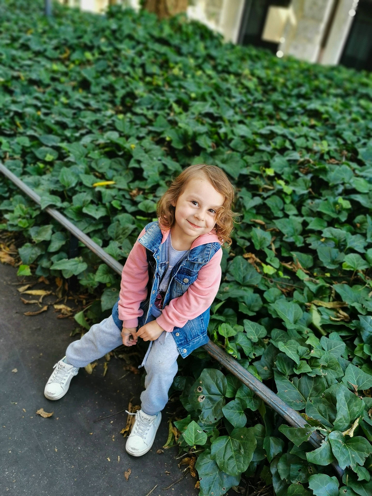 Edenya participe au concours pour gagner de l'argent avec cette photo : annual_plant, botany, garden, grass, green, groundcover, happy, joy, leaf, leisure, nature, people_in_nature, person, plant, plantation, sandal, shrub, sitting, smile, soil