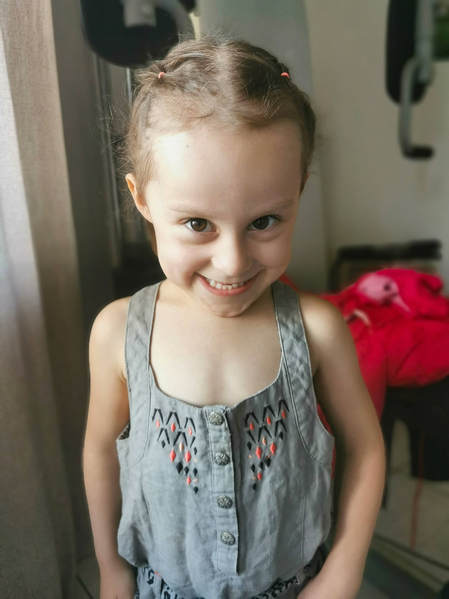 Edenya participe au concours pour gagner de l'argent avec cette photo : active_tank, baby_toddler_clothing, eye, eyebrow, eyelash, facial_expression, flash_photography, hair, hairstyle, happy, human_body, iris, joint, joy, lip, neck, person, shoulder, skin, sleeve