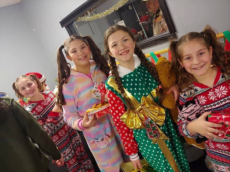 Alex is registered to the contest to win money with this photo: costume, entertainment, event, fashion_accessory, fashion_design, formal_wear, fun, happy, jewellery, joy, leisure, makeover, necklace, party, pattern, person, picture_frame, room, smile, team