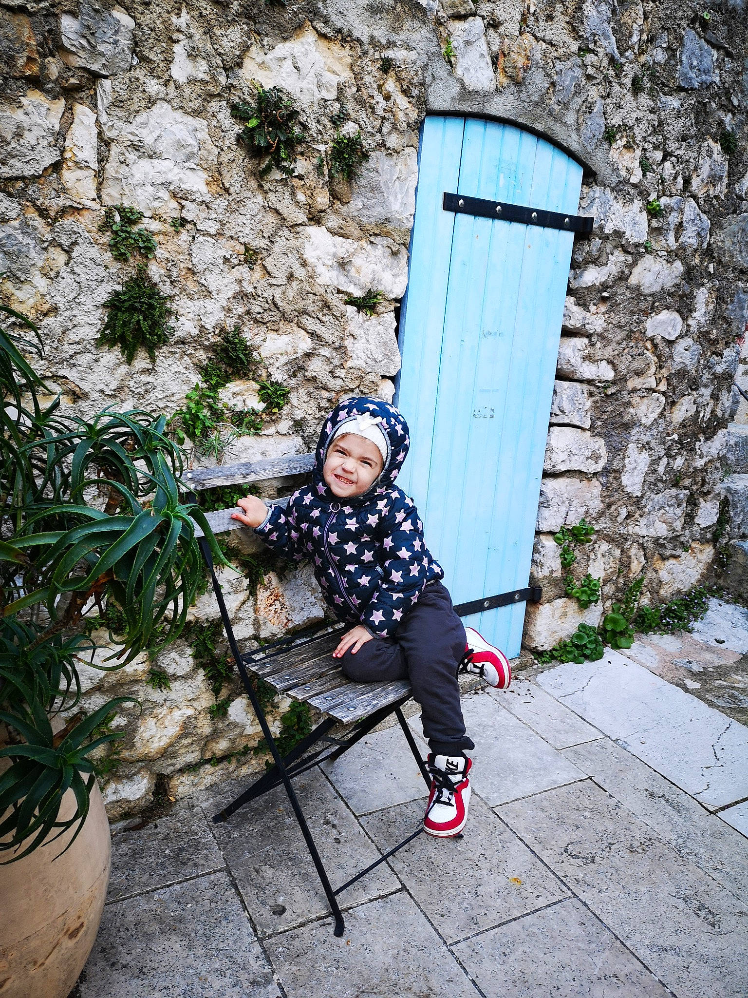 Lorena participe au concours pour gagner de l'argent avec cette photo : headwear, leisure, person, plant, shoe, sitting, tourism, tree, vacation