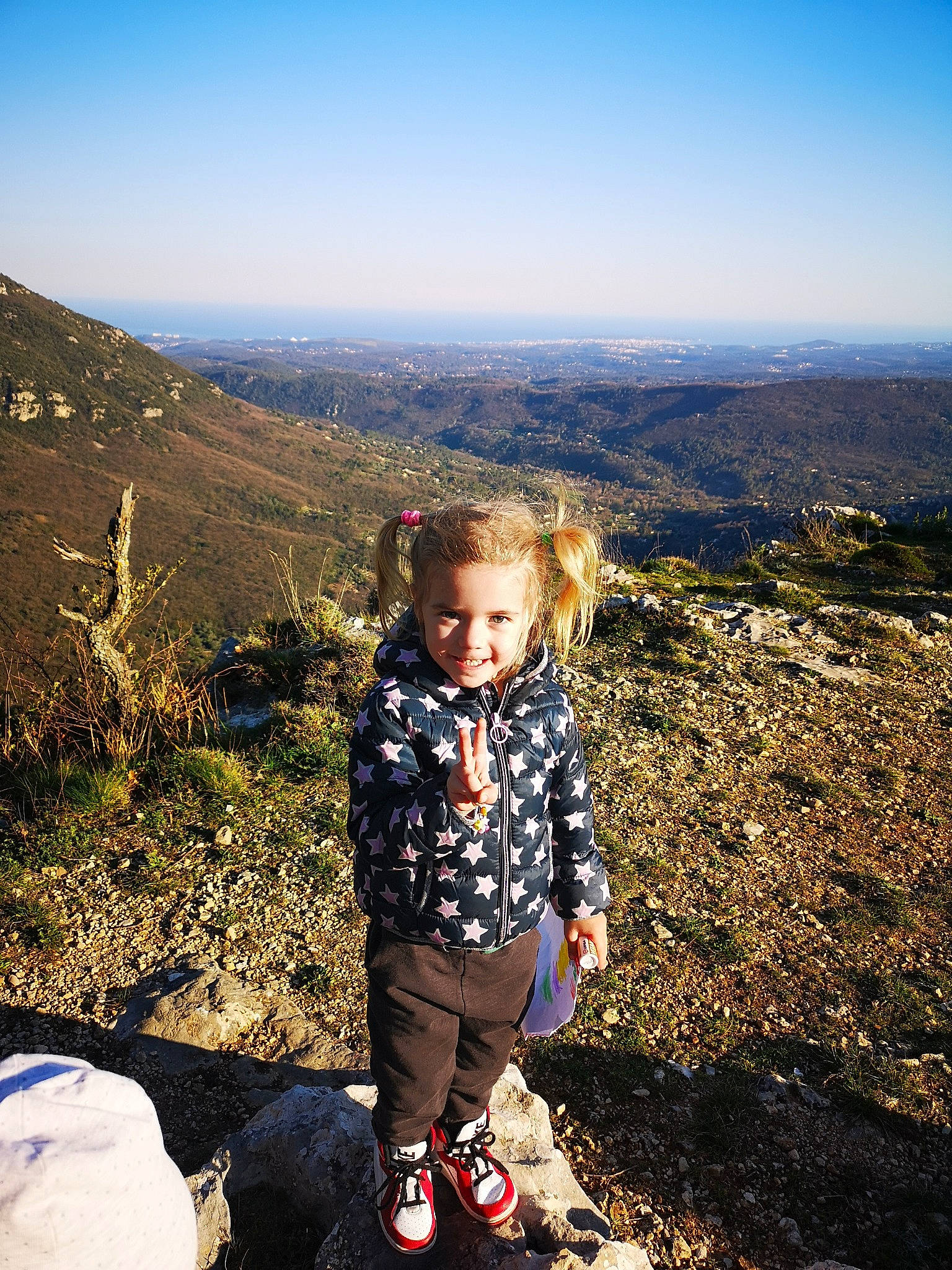 Lorena a rejoint le concours — aidez-le/la à gagner de superbes lots ! adventure, cool, fell, hill, joy, landscape, leaf, mountain, mountain_range, mountainous_landforms, people_in_nature, person, photography, recreation, ridge, rock, sitting, sky, travel, tree