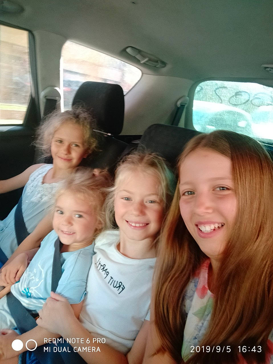 Ionela participe au concours pour gagner de l'argent avec cette photo : car, child, face, family_car, friendship, fun, happy, head, joy, leisure, long_hair, luxury_vehicle, people, person, photography, sibling, sitting, smile, snapshot, vacation