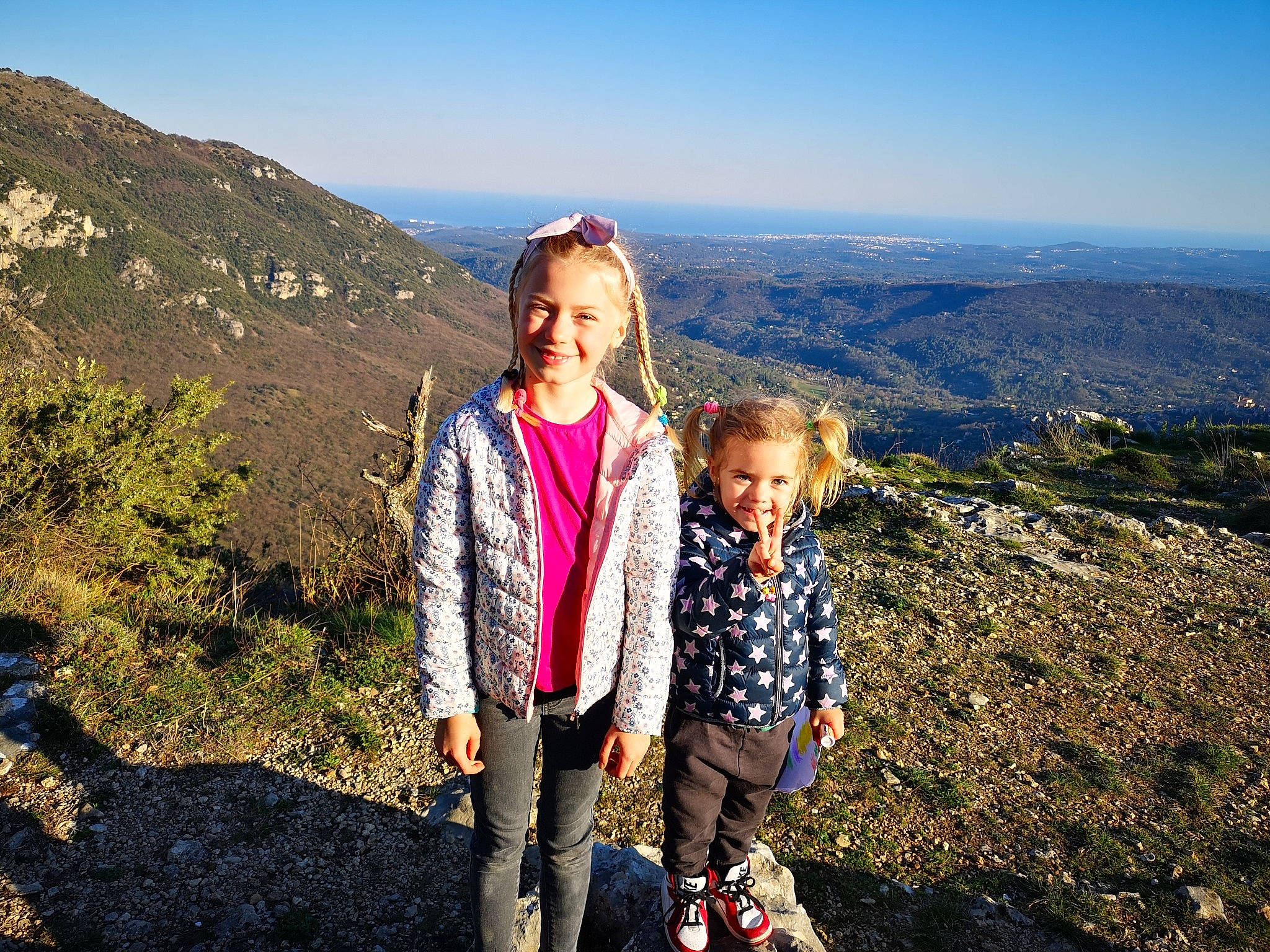 Ionela participe au concours pour gagner de l'argent avec cette photo : adventure, fell, highland, hill, joy, landscape, leisure, mountain, mountain_range, mountainous_landforms, people_in_nature, person, photography, recreation, ridge, rock, sky, tourism, travel, tree