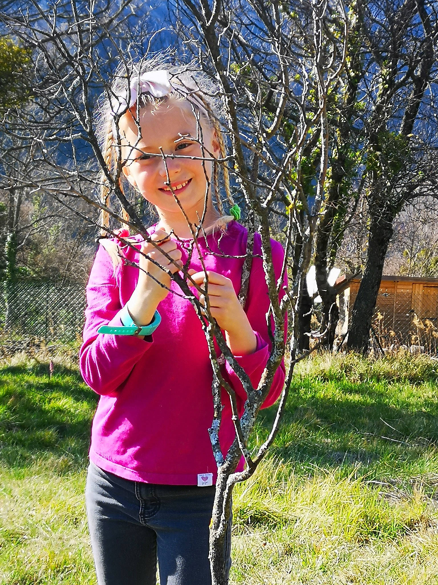 Ionela a rejoint le concours — aidez-le/la à gagner de superbes lots ! child, grass, headwear, joy, person, pink, plant, spring, tree, wind_instrument