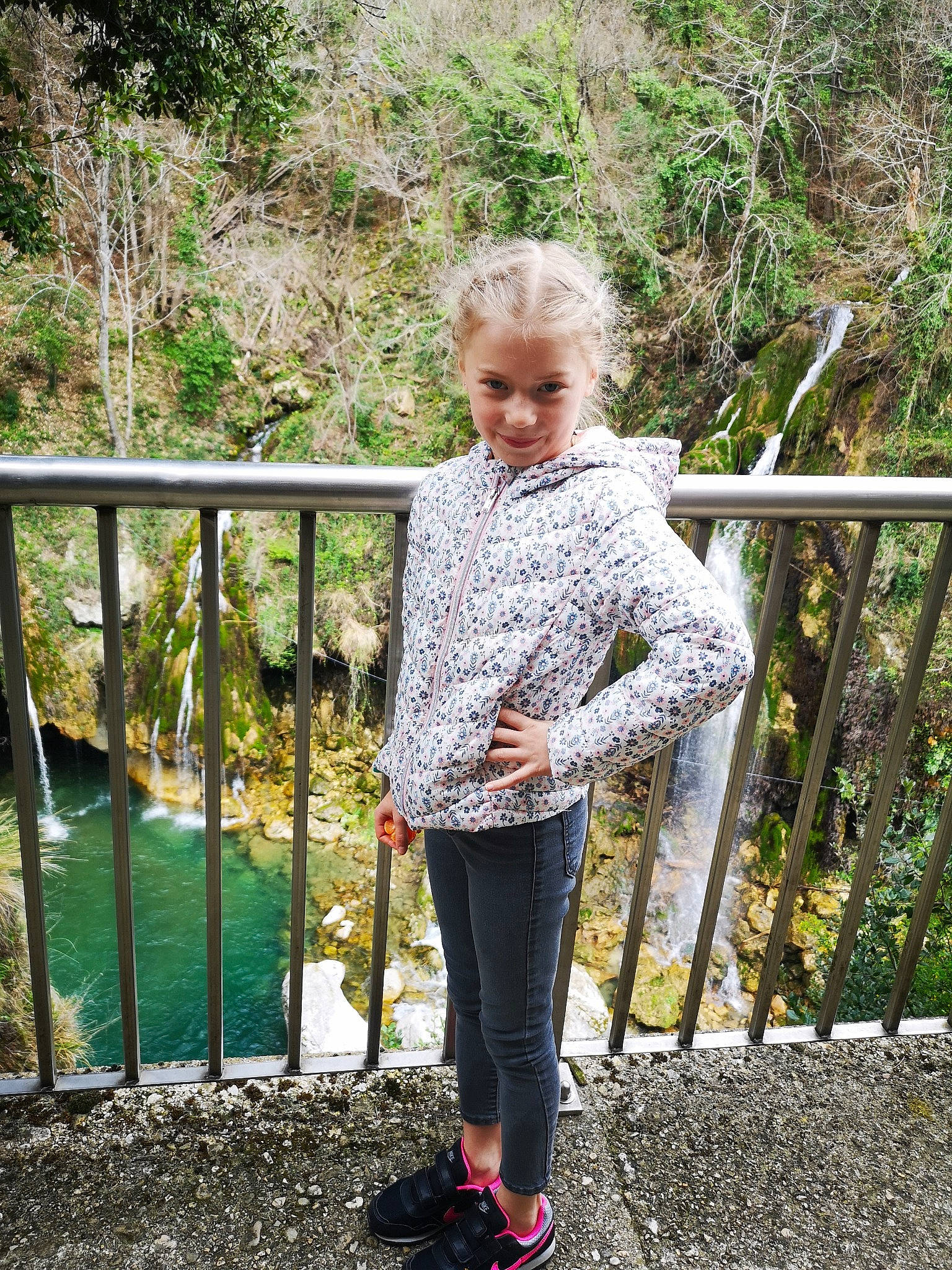Ionela a rejoint le concours — aidez-le/la à gagner de superbes lots ! child, clothing, denim, footwear, jacket, jeans, joy, leisure, outerwear, pattern, person, photography, plant, shoe, sleeve, sportswear, t_shirt, vacation