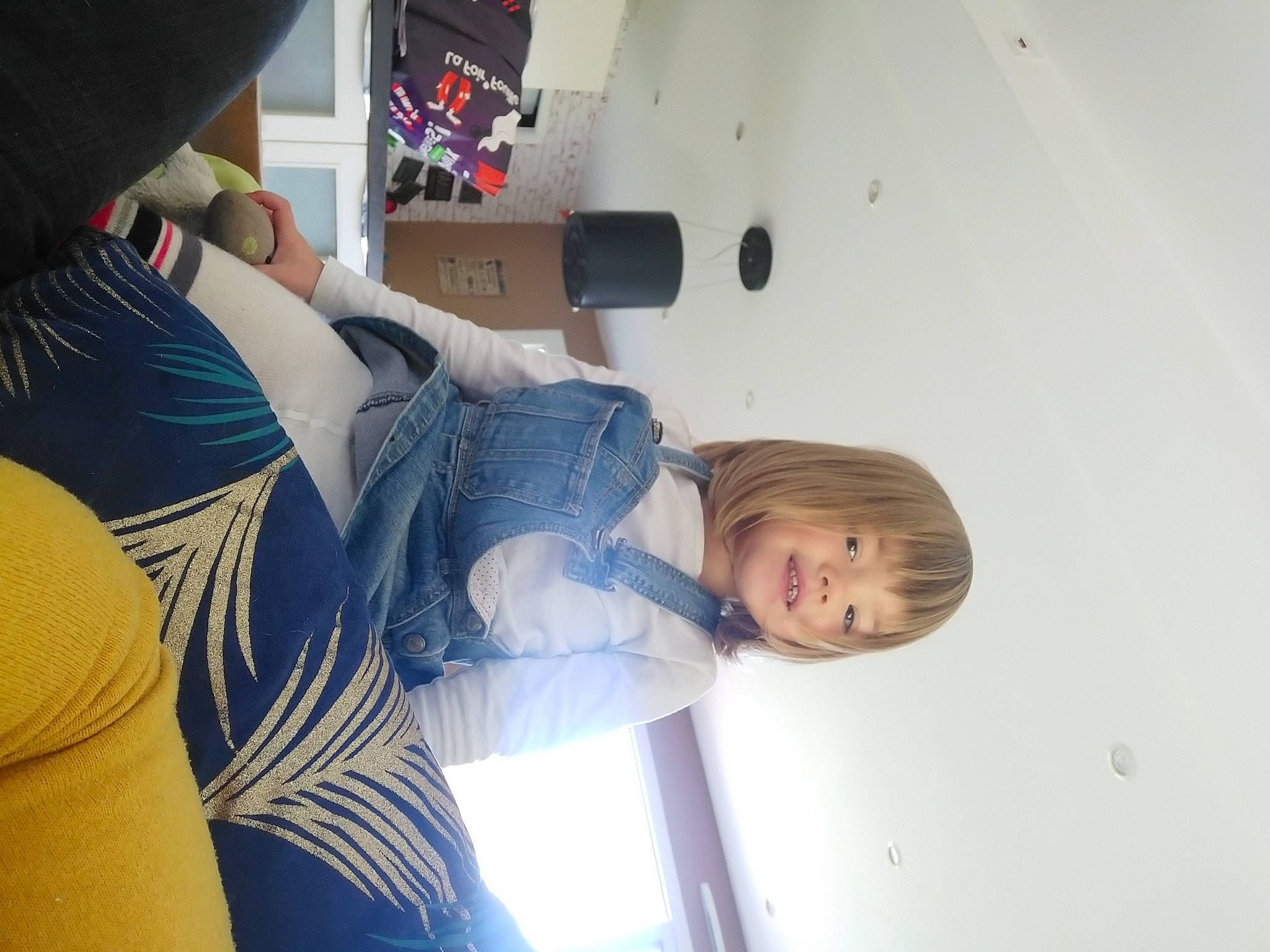 Naëllya participe au concours pour gagner de l'argent avec cette photo : baby_toddler_clothing, blond, box, child, elbow, person, toddler