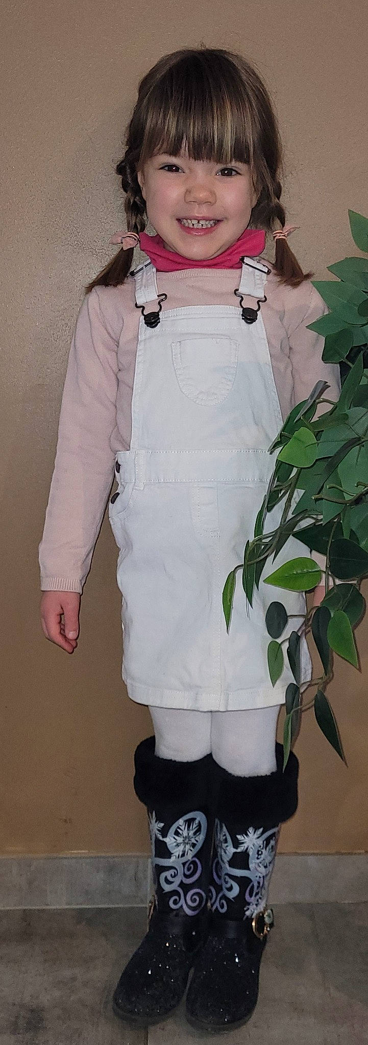 Naëllya participe au concours pour gagner de l'argent avec cette photo : blazer, collar, costume, fashion_accessory, fashion_design, formal_wear, glove, houseplant, joy, magenta, one_piece_garment, pattern, person, personal_protective_equipment, plant, sleeve, street_fashion, textile, top, uniform