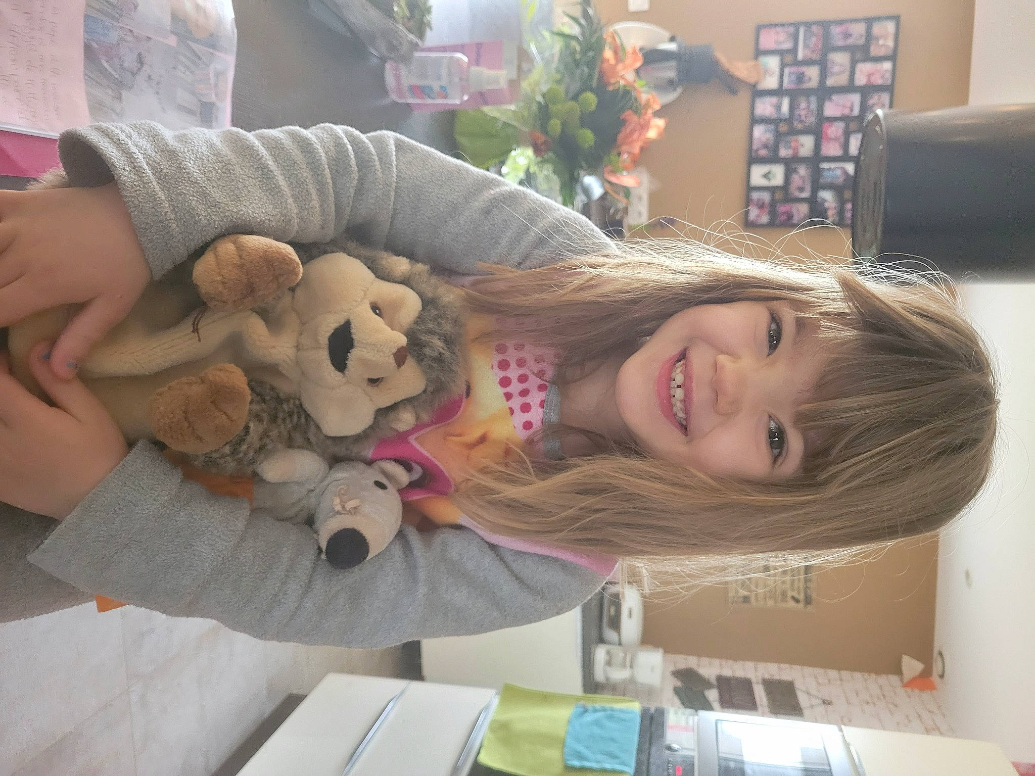 Naëllya a rejoint le concours — aidez-le/la à gagner de superbes lots ! blond, child, comfort, companion_dog, fawn, flooring, fun, fur, hairstyle, happy, houseplant, joy, mouth, person, plant, room, skin, smile, teddy_bear, thigh