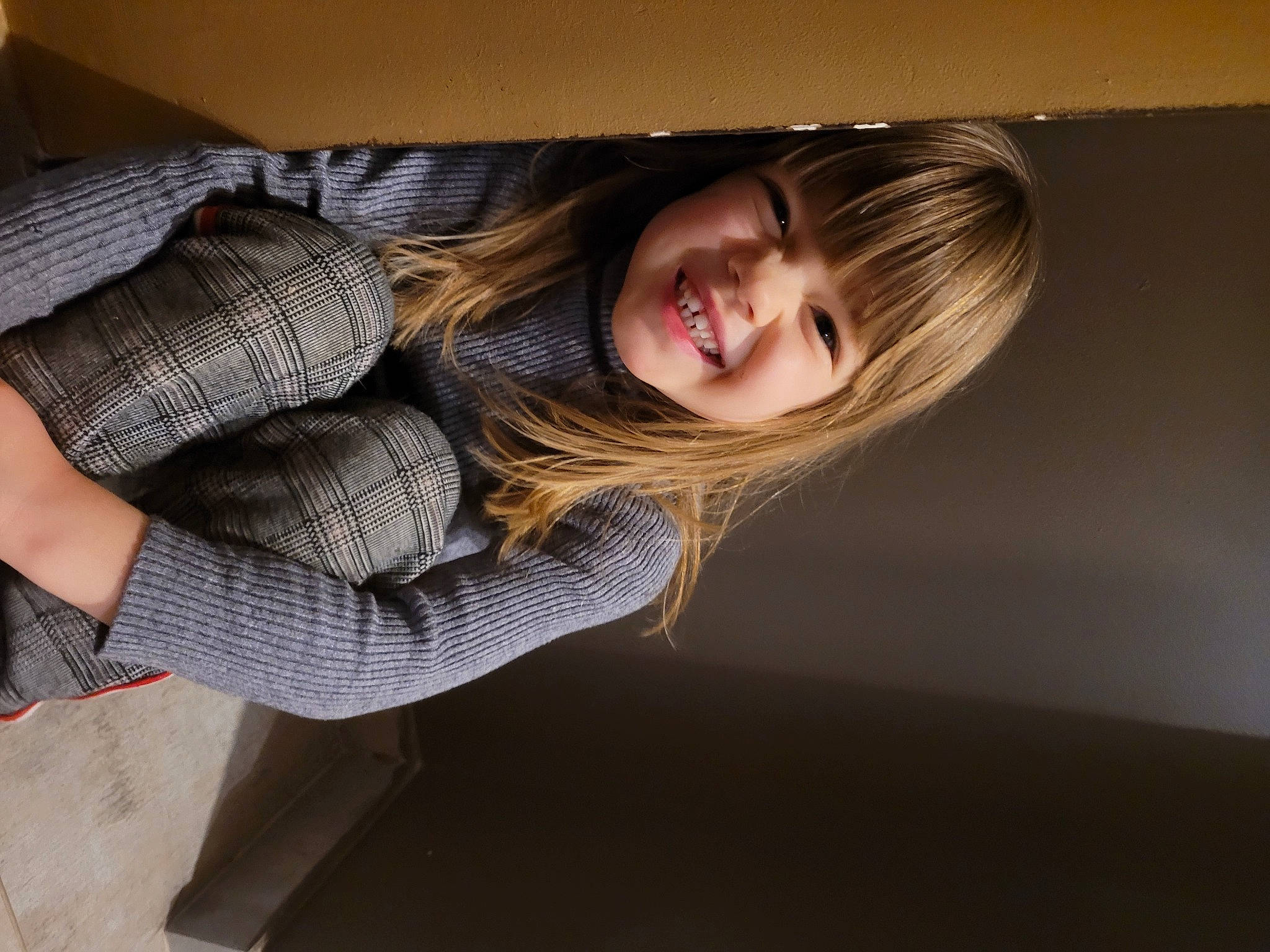 Naëllya participe au concours pour gagner de l'argent avec cette photo : automotive_design, blond, brown_hair, comfort, denim, elbow, flash_photography, fun, grey, hair, human_leg, jacket, joy, lip, long_hair, person, skin, smile, street_fashion, tints_and_shades