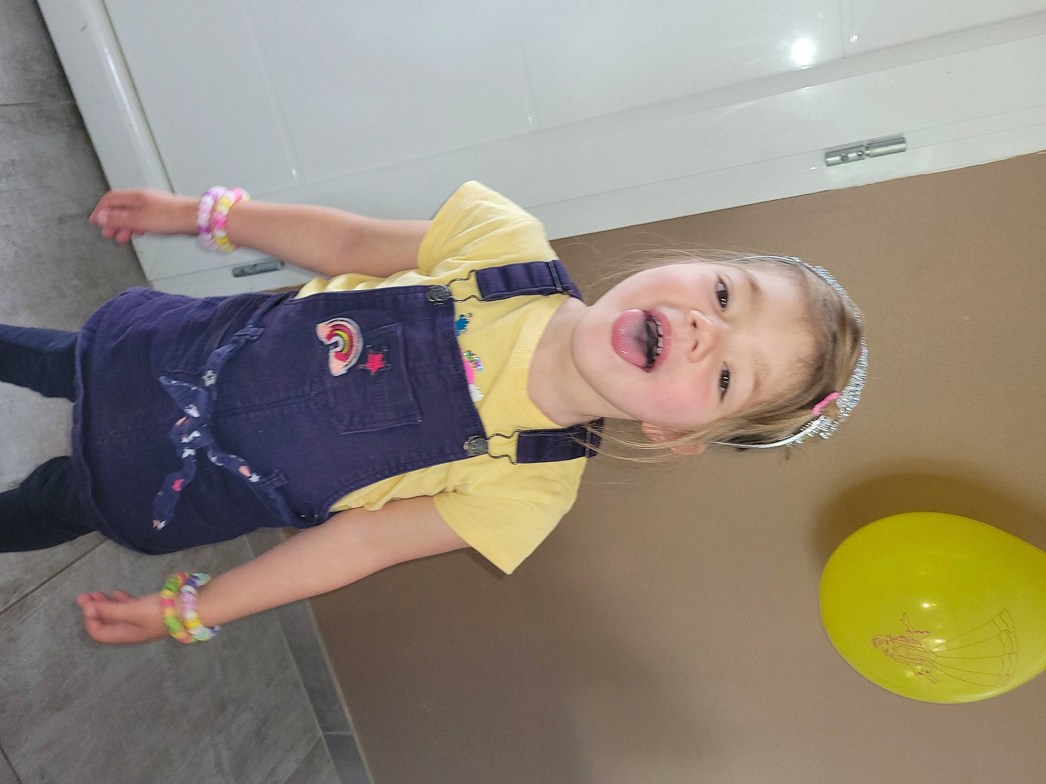 Naëllya a rejoint le concours — aidez-le/la à gagner de superbes lots ! balloon, child, circle, fun, happy, hat, human_leg, knee, leisure, person, room, sandal, shoe, shorts, smile, sneakers, sportswear, t_shirt, thigh, toddler