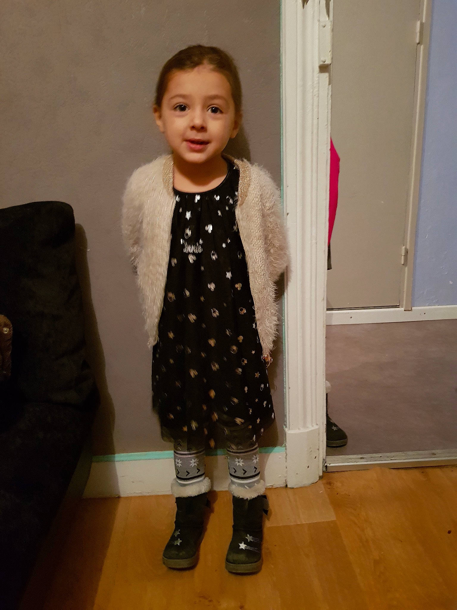 Kyra a rejoint le concours — aidez-le/la à gagner de superbes lots ! child, clothing, coat, day, design, dress, footwear, fur, fur_clothing, girl, jacket, outerwear, pattern, person, product, shoe, snapshot, standing, textile, tights