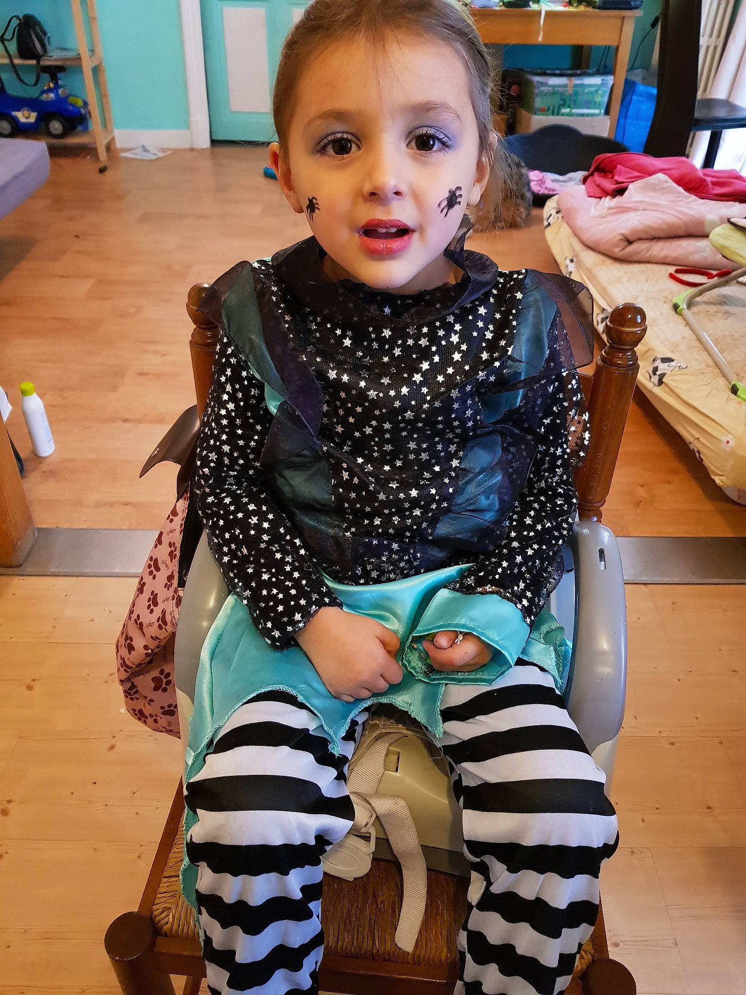Kyra participe au concours pour gagner de l'argent avec cette photo : child, clothing, day, design, girl, outerwear, pattern, person, plaid, polka_dot, product, sitting, textile, toddler