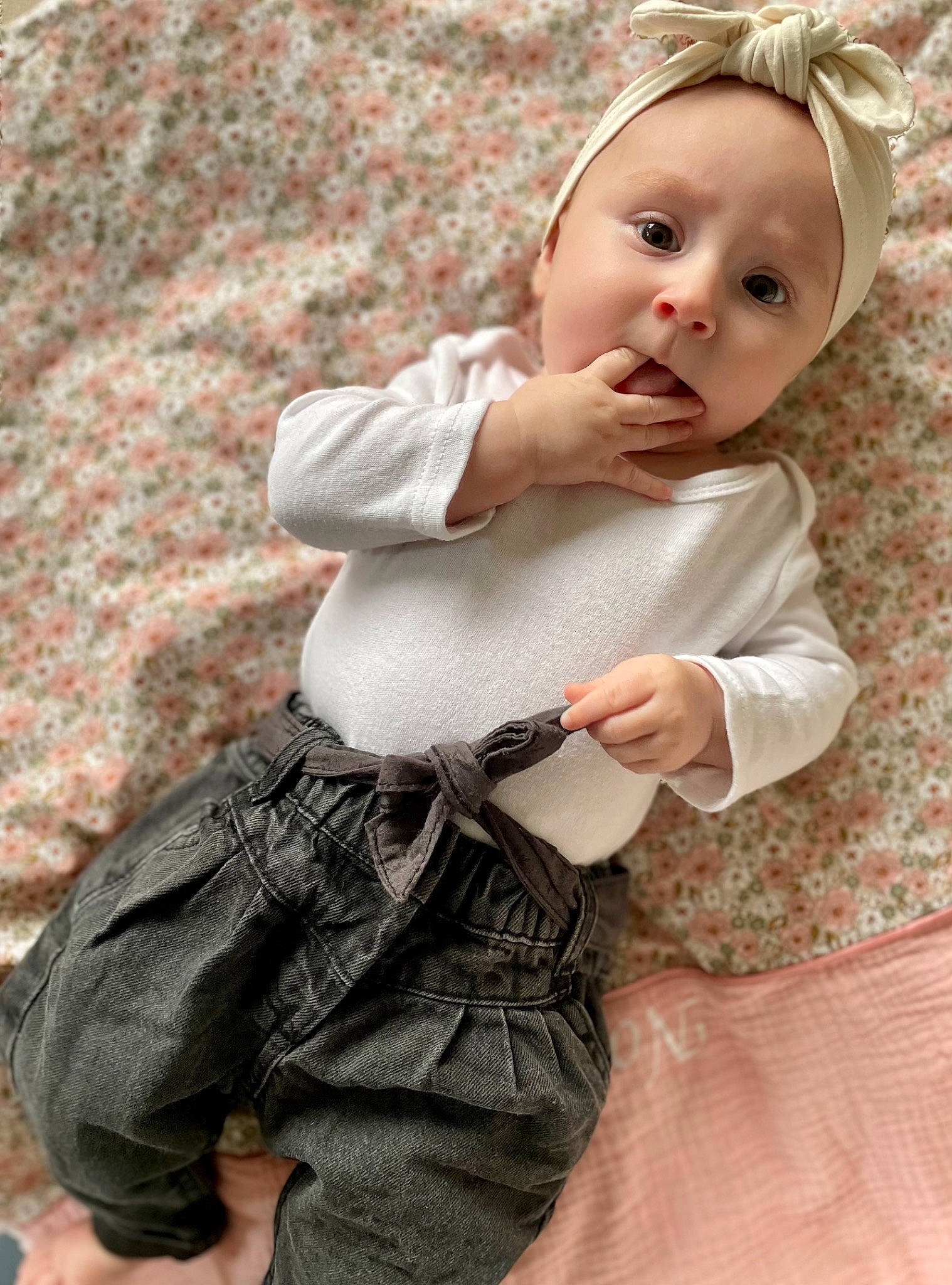 Norah a rejoint le concours — aidez-le/la à gagner de superbes lots ! baby, baby_toddler_clothing, child, clothing, day_dress, dress, flash_photography, formal_wear, fur, grey, happy, head, headpiece, pattern, person, pink, sitting, skin, sleeve, surprise